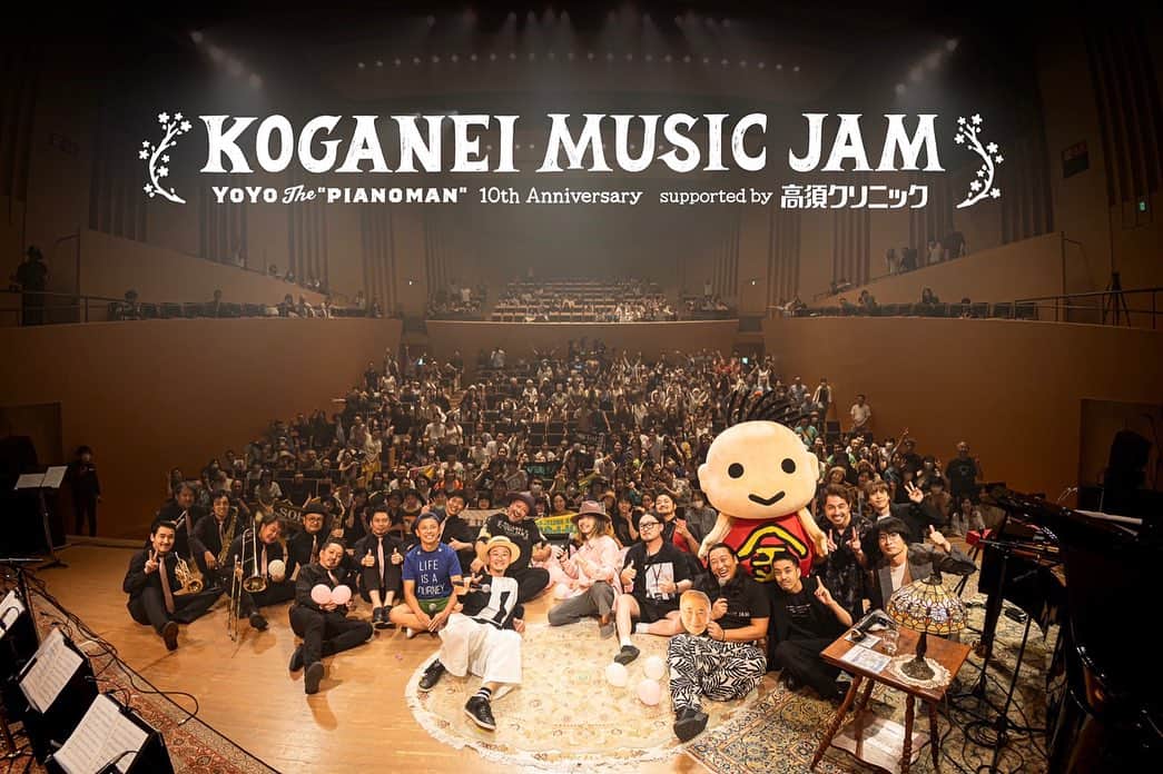 GooFのインスタグラム：「＊ KOGANEI MUSIC JAM 2023〜YoYo the "Pianoman" 10th Anniversary〜  その①  小金井市でやる音楽イベントにGooFソロとして出てくれないか、とYoYoに声をかけていただき、7月2日KOGANEI MUSIC JAM 2023〜YoYo the "Pianoman" 10th Anniversary〜に出演しました。  イベントでは僕のソロとしての時間を設け、YoYo the "Pianoman"の演奏でSOFFetを歌う、というもの。 この形は活動休止以来なく、ライブ当日まで色々なことを考える時間をくれた。 想像もしなかったその瞬間が近づけば近づくほど心象落ち着かせるのが精一杯でもあった。  SOFFetとは、僕とYoYoで歌い完成するもの。 SOFFetとは1995年から2人で魂を削って創ってきた自分の子供のようなもの。 だからこそ形が変わったあの時から今まで、僕のソロ名義でSOFFetを歌う事はしてこなかった。  それは僕の中でのケジメであり、SOFFetはいつかまた2人でやればいいこと、と決めていたから。  とはいえ、僕は音楽を、SOFFetを生活の中心に20年間プロとして活動してきた。 待っている人がいることが分かっているのにも関わらず、SOFFetの曲を歌えないことがずっとすごく悲しかった。  その葛藤と僕の気持ちを全て回収してくれるかのように、この音楽イベントを通じYoYoが扉を開けてくれた。  ステージ袖、YoYoがピアノを弾く後ろ姿を眺めながら、出番を待つ。 その姿に喉が詰まり、声が震える感覚を振り払ってステージに飛び出した。  ライブの感覚は覚えてる。 音に身を委ると、舌と体は自然に転がり始める。  目の前にはファンのみんなの顔と時代時々のSOFFetのタオルが飛び込んできた。 二階席を見上げれば家族や友人がいて、顔馴染みのアーティストの姿もある。  ステージ脇では映像出しをしている涼平もいた。 楽屋には甲賀さんや田中さんの姿もあった。 楽屋やステージから見たこの日の景色はいつかのあの時と同じ光景だ。  僕の原風景だった。  アンリアレイジで働き始め、グループ会社のAZも立ち上げ、音楽の第一線を退いても自分の人生をかけたいと思うものに出逢い、覚悟を決めあたらしい世界に飛び込んだ。  それも長い月日が流れた。  そんな僕の極端な身の振り方に、何も分かっていないような事を色々言うやつもいた。 でもそれは間違ってはいないこと。 だけど彼らに僕の本当の気持ちやYoYoの気持ちを細かく説明する気もなかった。 人は人、僕らは僕らと割り切っていた反面、ステージを目の前にすると不安な気持ちもある、みんなどんな気持ちで僕のステージを見るのか、と。  ・・・その②へ  #koganeimusicjam #koganeimusicjam2023 #yoyothepianoman #高須クリニック #goof #yoyo #soffet」