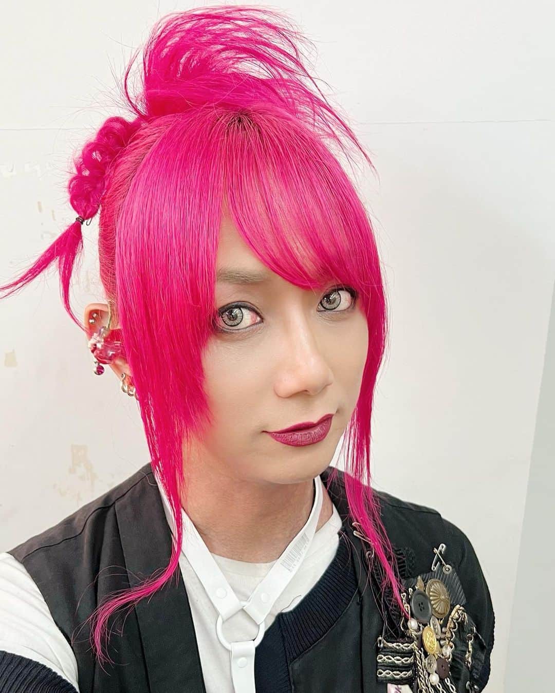 靖乃のインスタグラム：「昨日の『えれくとりっくぱれーど』@名古屋、アツくて楽しかった🎵 髪型はエビフライ🍤でした 本日の大阪も楽しみましょう✨🌹✨  #靖乃 #ハイダンシークドロシー #淡路島 #ピン毛」