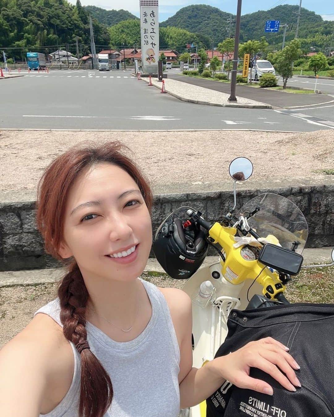 金田彩奈さんのインスタグラム写真 - (金田彩奈Instagram)「🛵  日本一周ツーリング15日目🇯🇵  快晴☀️in島根県💚  #バイク #バイク女子 #日本一周 #日本一周バイク旅 #バイク乗り #バイクのある生活 #バイクのある風景 #バイク好き #バイクが好きだ #バイク好きな人と繋がりたい #バイク乗りと繋がりたい #バイク旅 #バイクツーリング #バイクライフ #バイクが好きだ #カブ #スーパーカブ #cub #supercub #cb400 #gsxs1000gt #bike #bikelife #biker #bikegirl #motercycle #bikeweek #bikewear #japantrip」7月4日 13時07分 - ayn120