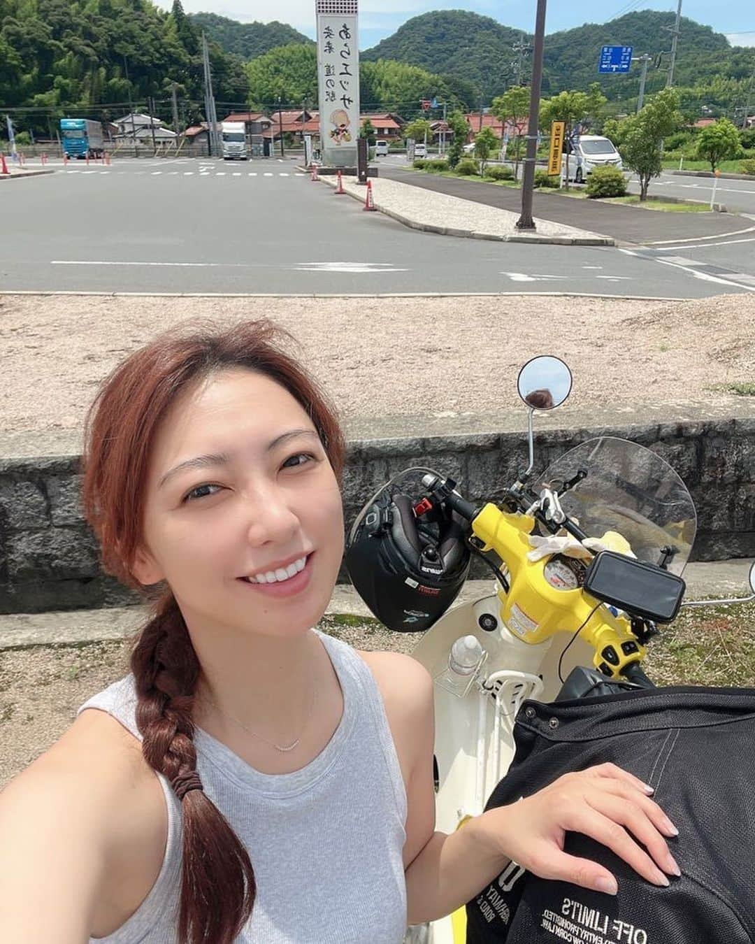 金田彩奈のインスタグラム：「🛵  日本一周ツーリング15日目🇯🇵  快晴☀️in島根県💚  #バイク #バイク女子 #日本一周 #日本一周バイク旅 #バイク乗り #バイクのある生活 #バイクのある風景 #バイク好き #バイクが好きだ #バイク好きな人と繋がりたい #バイク乗りと繋がりたい #バイク旅 #バイクツーリング #バイクライフ #バイクが好きだ #カブ #スーパーカブ #cub #supercub #cb400 #gsxs1000gt #bike #bikelife #biker #bikegirl #motercycle #bikeweek #bikewear #japantrip」