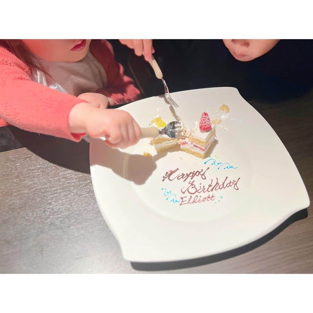徳山沙季さんのインスタグラム写真 - (徳山沙季Instagram)「. 海外から友人家族が東京に遊びにきてくれて日本の美味しいものが食べたいというリクエストだったので、 @hotelnewotanitokyo の「THE SKY」へ𓌉◯𓇋 家族のイベントごとでこれまでにも何度も利用していて、天ぷらもお寿司も、鉄板焼きも・・・・ どのジャンルも味わうことができ、ホスピタリティもすばらしいので 迷わずこちらにしました𓎩 . お友達のお誕生日の件もお伝えしたらとっても可愛いデザートプレートが✤ 子どもたちは一緒にロウソクを吹き消し、ケーキカットを一緒にしたり楽しんでいました/ 一番好きなケーキはやっぱりオータニのストロベリーショートケーキです🍰 . 今回はディナータイムに伺いましたが、日が沈む様子や景色の変化も楽しめました🫧 再会の予定があるので楽しみです☺︎ . . @hotelnewotanitokyo  #ホテルニューオータニ  #hotelnewotani  #thesky #和食　#洋食　#中華 #再会 #来日  #ニューオータニホリデー #playdate #子どものいる暮らし」7月4日 13時01分 - saki.whitesnow