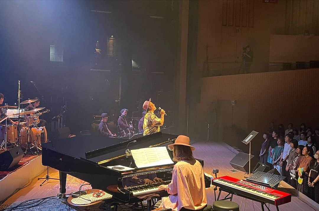 GooFのインスタグラム：「＊ KOGANEI MUSIC JAM 2023〜YoYo the "Pianoman" 10th Anniversary〜  その②  ステージに上がると、YoYoのピアノ、ガクさんのドラム、直人くんのギター、くんぺいくんのベース、副田整歩リーダー率いる豪華なホーン隊、Skip the chipsのコーラスが、そんなことは関係ねぇーとばかりにグイグイ背中を押してくれた。  「あなたのおかげです」で共演したGAKU-MCの兄貴、「ひとりじゃない」で共演した同世代のmongol800のキヨサクも、あの時と全く変わらない。 長い月日がまるで無かったかのように一瞬にしてあの時に引き戻してくれた。  幸せな時間だった。  僕はこの時間を鮮明に覚えておこうと、体を振動して耳に直接響きわたるSOFFetのGooFの歌声を噛み締めた。  体調が心配だった高須院長とも、CM SONGでずっと使ってくれている「Beautiful smile」をまた一緒にパフォーマンスすることができた。またこうやって会えて本当に嬉しかった。 いつもテレビから僕らの歌声を届けてくれて感謝しかない。  さらにスペシャルサプライズゲストとして駆けつけてくださったロバート秋山さん。 秋山さんにBeautiful smileの歌い方を直接ご教授いただけて感無量だった。 サンデーペニスファイ、もっと練習しようと思った。 秋山さんに怒るはずもなく、お笑いの天才が我々の歌を使って世間を笑わせてくれるなんて、感謝しかないです。  YoYo the "Pianoman"も10周年。 継続は力、であり愛でもある。 心からおめでとう！ そしてこれまでSOFFetを繋ぎ止めてくれて有難う。  この日のことは一生忘れないと思います。 YoYoがライブで話してくれたことは、僕の宝物になりました。  そして、僕のこの一歩目を踏み出させてくれたのもYoYo。 大切にしていきます。  KOGANEI MUSIC JAM 2023を作り上げてくれた皆さま、このイベントを通じ小金井市を盛り上げてくださった飲食店や関係者の皆さま、有難うございました。  そして、イベントをまとめた天童くんに最大級のリスペクトを送ります。 こんな幸せな機会をくださり、本当に有難うございました。  最後に、この日着ていた僕とYoYoの衣装はアンリアレイジのもの。 デザイナーの森永がこの日のために用意してくれました。 森永もアンリアレイジで20年間、世界を相手に挑戦し続けています。  そして今も、一番近くで僕の人生を、SOFFetを応援してくれています。 森永がライブの前に僕にくれた、大切な言葉を記します。  ██████████████ 先行きが原始に向かう。 未来と過去が溶け合う。 現在はそのようにあり、 また現在はあのようにある。 ██████████████  生まれ育った小金井市で踏んだステージの上で見た原風景は、森永がくれた言葉そのものでした。  #koganeimusicjam #koganeimusicjam2023 #yoyothepianoman #高須クリニック #goof #yoyo #soffet」