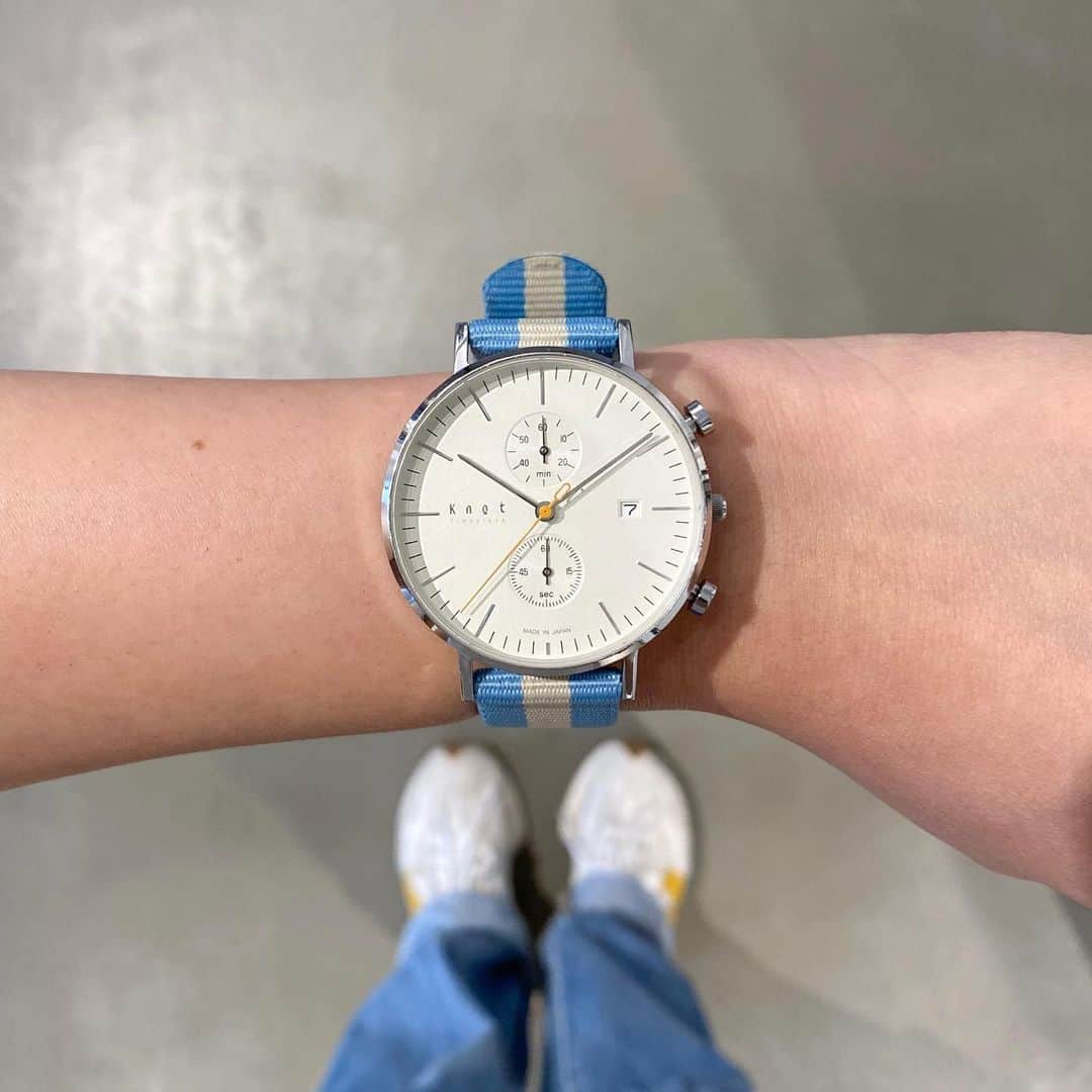 Maker's Watch Knotさんのインスタグラム写真 - (Maker's Watch KnotInstagram)「こんにちは！ 表参道ギャラリーショップの段上です🦈   東京は蒸し暑い日々が続いておりますが、皆様はいかがお過ごしでしょうか☂️？   今回もわたしの夏におすすめしているナイロンストラップと合わせてみました‼︎ 色味はブルーとアイボリーのバイカラー🦕🧸♡ 文字盤も色味を合わせると統一感がでます🪄   夏のジメジメする毎日でも、ナイロンなら汗も水も気にせず使えるのでとっても使いやすいストラップになります🫶   季節の変わり目に、ストラップも一新しませんか？❤️‍🔥 ぜひ表参道ギャラリーショップでご来店をお待ちしております🧚‍♀️⭐︎  時計:クロノグラフ(CC-39SVIV) ストラップ:SHINDOナイロン(SSN-18BLIV) バックル:シルバー(EB-18SV)   #knotwatch #watch #wristwatch  #japan #madeinjapan  #時計 #腕時計 #国産時計 #カスタムオーダー #表参道  #omotesando  #손목시계 #맞춤형 #오모테산도 #手表 #定制」7月4日 13時05分 - makers_watch_knot