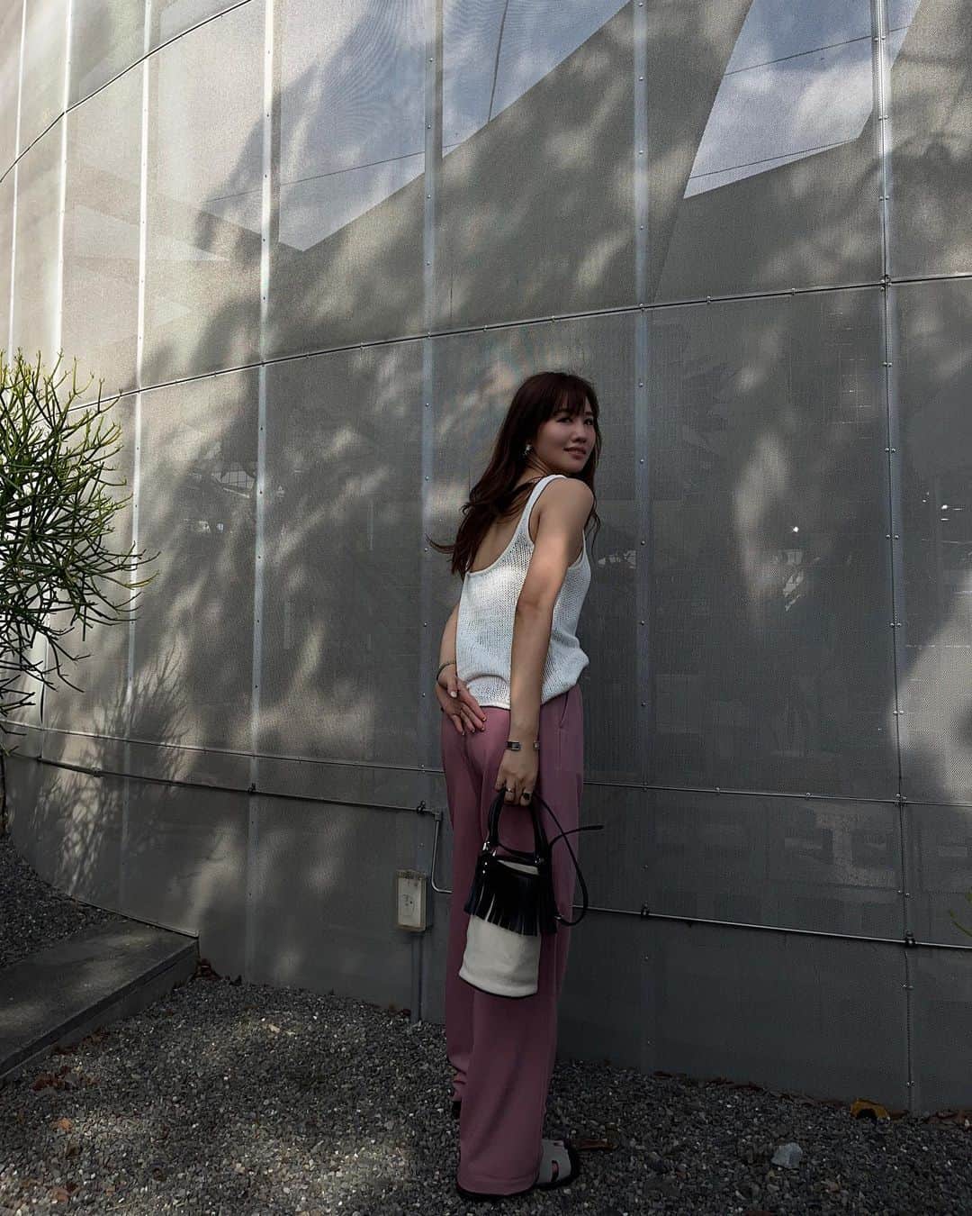 Lilian莉安のインスタグラム：「- 放假問兩隻要不要出去玩 結果都說要在家 很好 全家都偏宅😌 OOTD 這個美背背心媽媽覺得露的很剛好👌🏼 All by⋯ @studiodoe #ootd #outfit #whatiwore #summercolor」