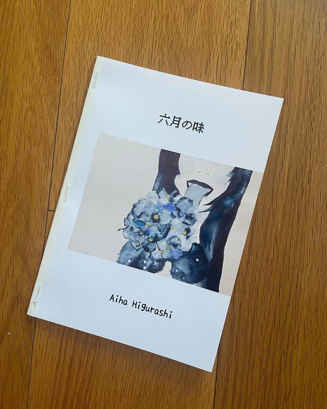 日暮愛葉さんのインスタグラム写真 - (日暮愛葉Instagram)「【発売日時の変更のお知らせ】 こちらの 絵画歌集ZINE 2種類、 大変急で申し訳ないのですが 本日夜18:00以降に販売開始致します。詳しい時間がわかり次第Twitterの方でツイート致します。 度重なる変更申し訳ありません。 限定15部づつ、 再販の予定は10月の個展会場にて少し販売するのみなので オンラインストアでは 再販はないと思います。 とてもレアな完全手作りのこちら、 是非オンラインストアにてGETしてくださいませ。 何卒よろしくお願いします🩵💙  #絵画歌集 #短歌 #tanka #drawings #illustrations  #絵 #ドローイング #イラストレーション #ZINE #冊子 #小冊子」7月4日 13時06分 - aiha_higurashi