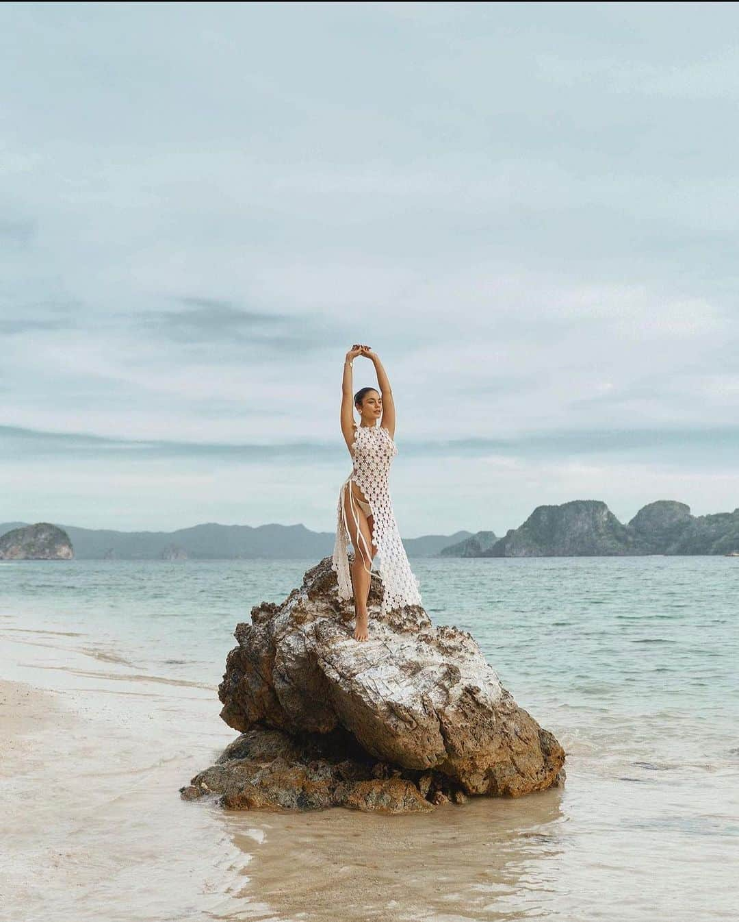 ヴァネッサ・ハジェンズさんのインスタグラム写真 - (ヴァネッサ・ハジェンズInstagram)「Island girl @tatlerphilippines 📸@bjpascual」7月4日 13時09分 - vanessahudgens