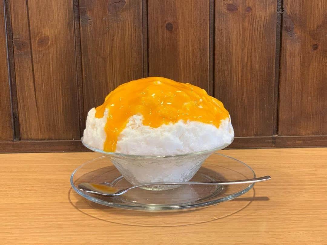 原田麻子のインスタグラム：「あんず杏仁  すこしちいさめに。  しっかり酸味のあるあんずに、杏仁ミルクとか最高すぎて…  このバランス感。  #かき氷#かき氷🍧#おやつ#ごはん#sweets#shaveice#千葉かき氷」