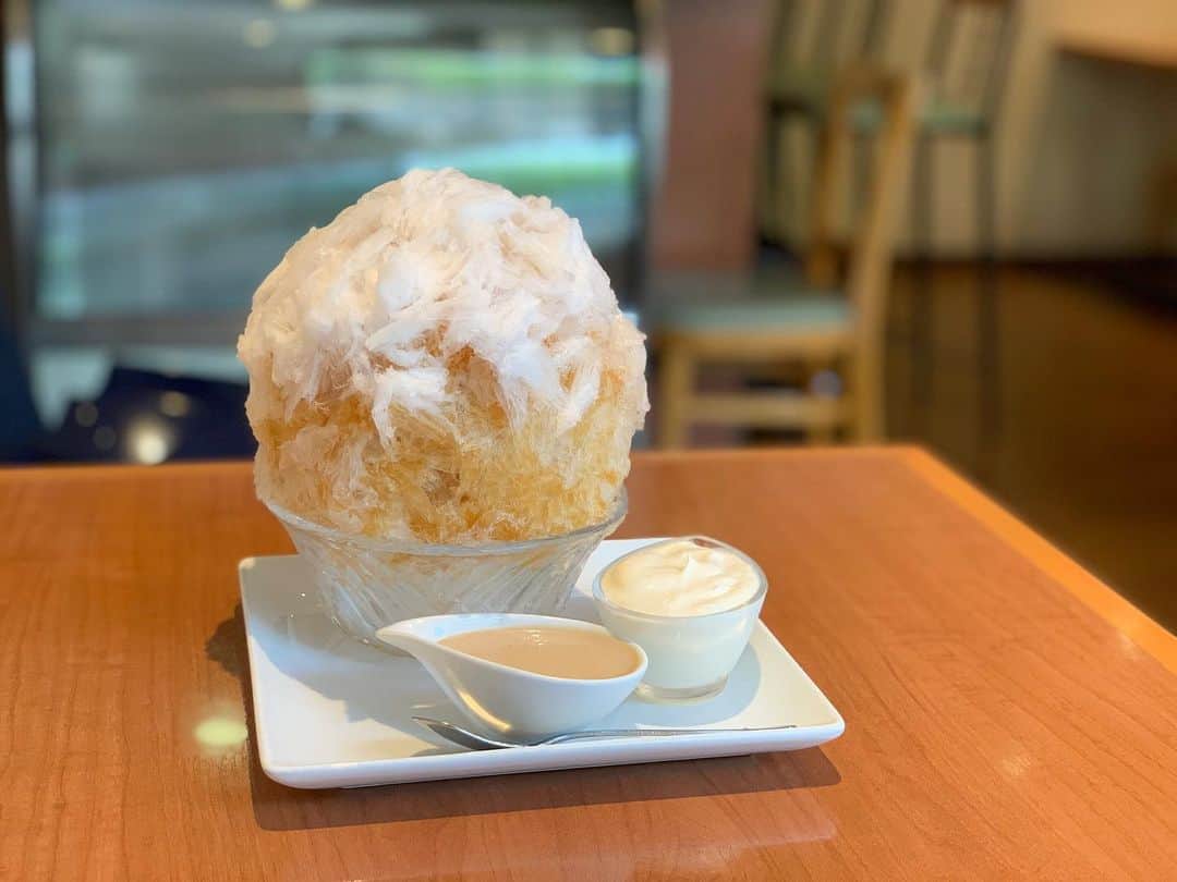 原田麻子のインスタグラム：「アールグレイ ホイップ  安定のやつ。  #かき氷#かき氷🍧#おやつ#ごはん#sweets#shaveice#東京かき氷」