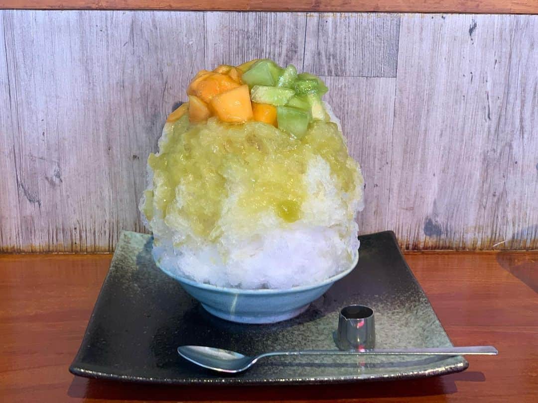 原田麻子のインスタグラム：「ザ・メロン  2色のメロンがぜいたくにゴロンゴロン!  メロン食べました！って感じの満足感！  夏だわ〜  #かき氷#かき氷🍧#おやつ#ごはん#sweets#shaveice#東京かき氷」