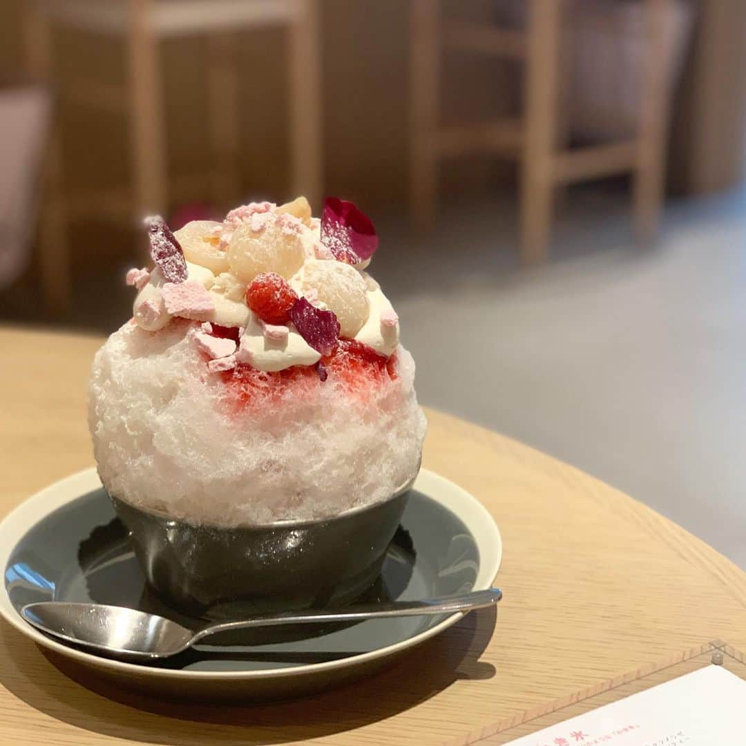 原田麻子のインスタグラム：「イスパハン  とっても食べたかったこちら 限定数あったけどたべられた✨  フレッシュライチ大きくて噛むと果汁じゅわー！  フランボワーズはソースやメレンゲ、ブラマンジェなどに使われてて バラの香りをまとって まじでおしゃれさんな味わい  おいしかったぁ  閉店のお話も聞いていたけれど 次の展開を楽しみにします♪  #かき氷#かき氷🍧#おやつ#ごはん#sweets#shaveice#東京かき氷」