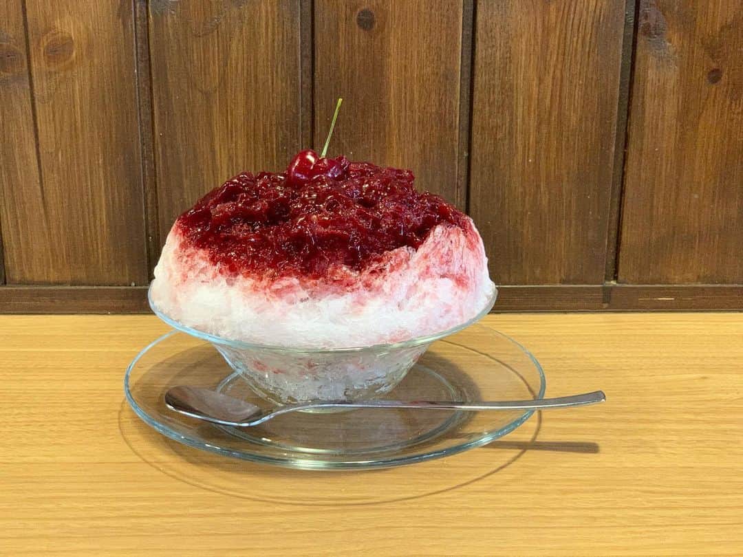 原田麻子のインスタグラム：「アメリカンチェリー  すこしちいさめに  濃ゆいアメチェシロップ美味しい〜  余計なもの一切入ってないとこ 好感しかない  #かき氷#かき氷🍧#おやつ#ごはん#sweets#shaveice#千葉かき氷」