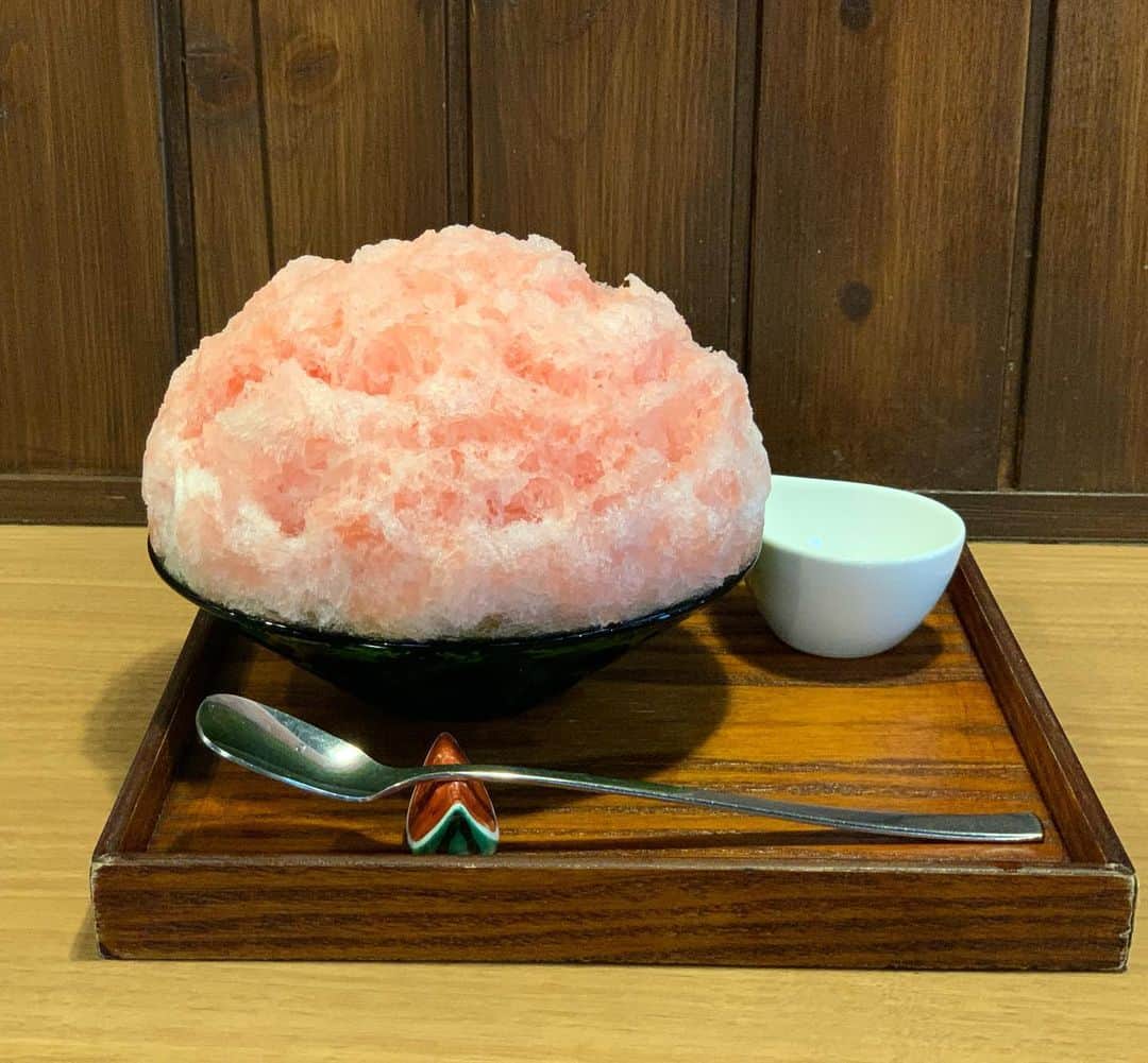 原田麻子のインスタグラム：「生すいか  大好きなすいか、 シンプルだけどこれがすいかの氷の完成形。って感じでひたすらに美味しい。  中にすいか果肉も。  #かき氷#かき氷🍧#おやつ#ごはん#sweets#shaveice#千葉かき氷」