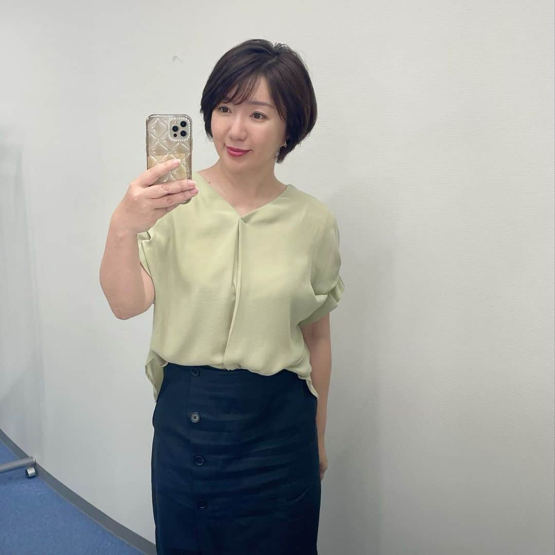 角田華子のインスタグラム：「先週の  #福岡ニュースファイルcube  #衣装は #グレディブリリアン  #ブラウス でした。  今週もよろしくお願いします。  #今週もよろしくお願いします」