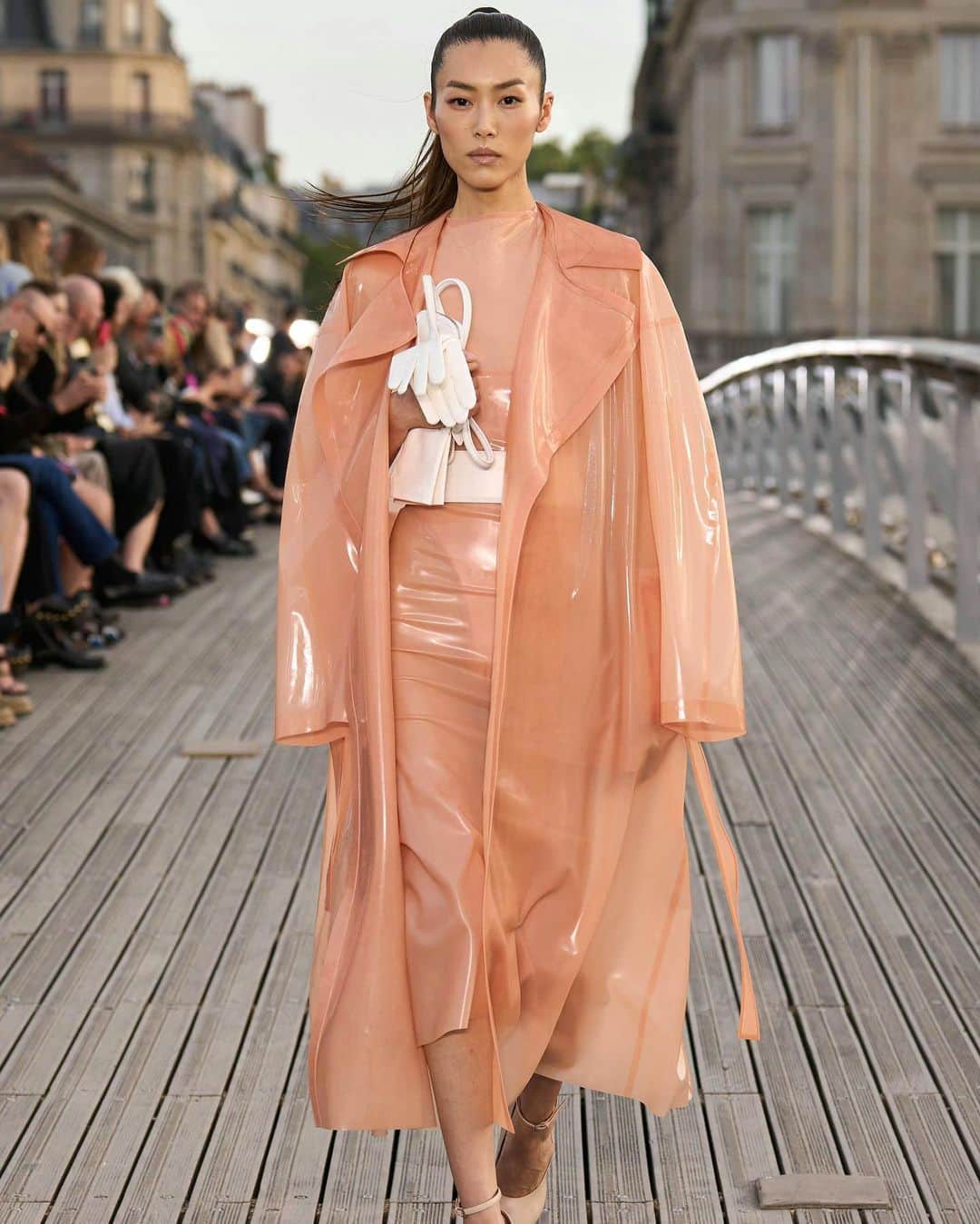 リウ・ウェンのインスタグラム：「Paying homage to @pieter_mulier and the @maisonalaia team's creativity through a beautiful show on the bridge! Thank you for working with me as always @ashleybrokaw @patmcgrathreal @duffy_duffy 🌉」