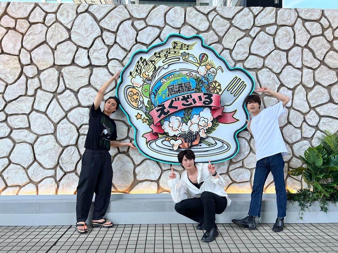 小野塚勇人のインスタグラム：「居酒屋えぐざいる行ってきました！  夏がいよいよ始まったんだなと思いました☺️ グループプロデュースのご飯はどれも美味しかったです！  また時間ありましたらちょくちょく行くと思うので、お時間ある方は是非居酒屋えぐざいるまで！！  #居酒屋えぐざいる  #お台場 #劇団EXILE #前田拳太郎  #櫻井佑樹 #小野塚勇人」