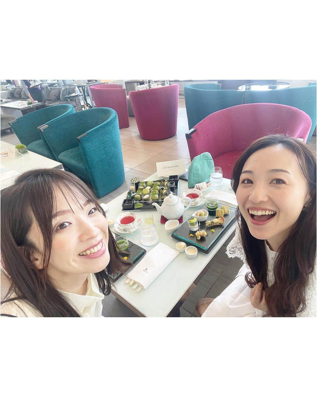 楓ゆきさんのインスタグラム写真 - (楓ゆきInstagram)「⁡ ⁡ 　　みっこ♡  @mikiko.2130  ⁡ 　宝塚受験の時に、本科生の方お2人が 　引き合わせてくださり「初めまして」を 　交わした私達。後にその本科生の方々は 　私達のお掃除分担さんとなり、みっこと私は 　同じお掃除場所で濃い2年間を過ごしました⢀✳︎ ⁡ 　そして音楽学校2年目の本科生生活では 　すみれ寮で同室。2人で選んだお部屋の絨毯 　に、買ったその日に牛乳をこぼしてしまった 　事は、今でも笑える思い出。🐮♡ 　そしてそして私たちは同じ月組となり、 　下級生の頃、いっぱいいっぱいになってしまっ 　た私が「みっこぉおぉ」って舞台袖でいきなり 　泣きだして驚かせちゃったこともあったな。🫣 　みっこの穏やかな優しさに、何度も何度も救わ 　れてきました☺️💖 ⁡ 　そんな、ご縁の深いみっこと抹茶アフタヌーン 　ティー🫖🌱私たちは抹茶好きなんです❤️ 　やっぱり落ち着く空気感！ 　久しぶりにあれこれ本音トークをできて、 　お天気も良くて最高なリフレッシュ時間と 　なりました🥹初めてあべのハルカス展望台にも 　行きましたよー！高所恐怖症だというみっこ、 　恐る恐る窓から景色を見下ろすみっこが可愛く 　て、「オレが守ったる❤️‍🔥」と彼氏並なトキメキ　 　を覚えましたとさ笑🤓💓 ⁡ ⁡ 　その後もアフタートークが止まらなかったね😉　　　 　ビール片手にね🍺 　そりゃ、止まらないよね。。🤭 　大人になったね。笑笑 ⁡ 　みっこ、いつも本当にありがとぉ😊 　またね〜🐮💖 　 ⁡ 　 #美里夢乃#元月組#95期#鹿児島を愛する娘 #みんなの癒し ♡#アフタヌーンティー#抹茶好き #この抹茶を美しく撮りたいが為の真剣顔 #牛乳の悲劇🥛#思い出たくさん#元同室 #あべのハルカス#リフレッシュ#同期ならおわかりよね？このポーズ😚#お天気ビール🍺 #時差投稿 ⁡ ⁡ ⁡」7月4日 13時37分 - yuki_kaede.tan