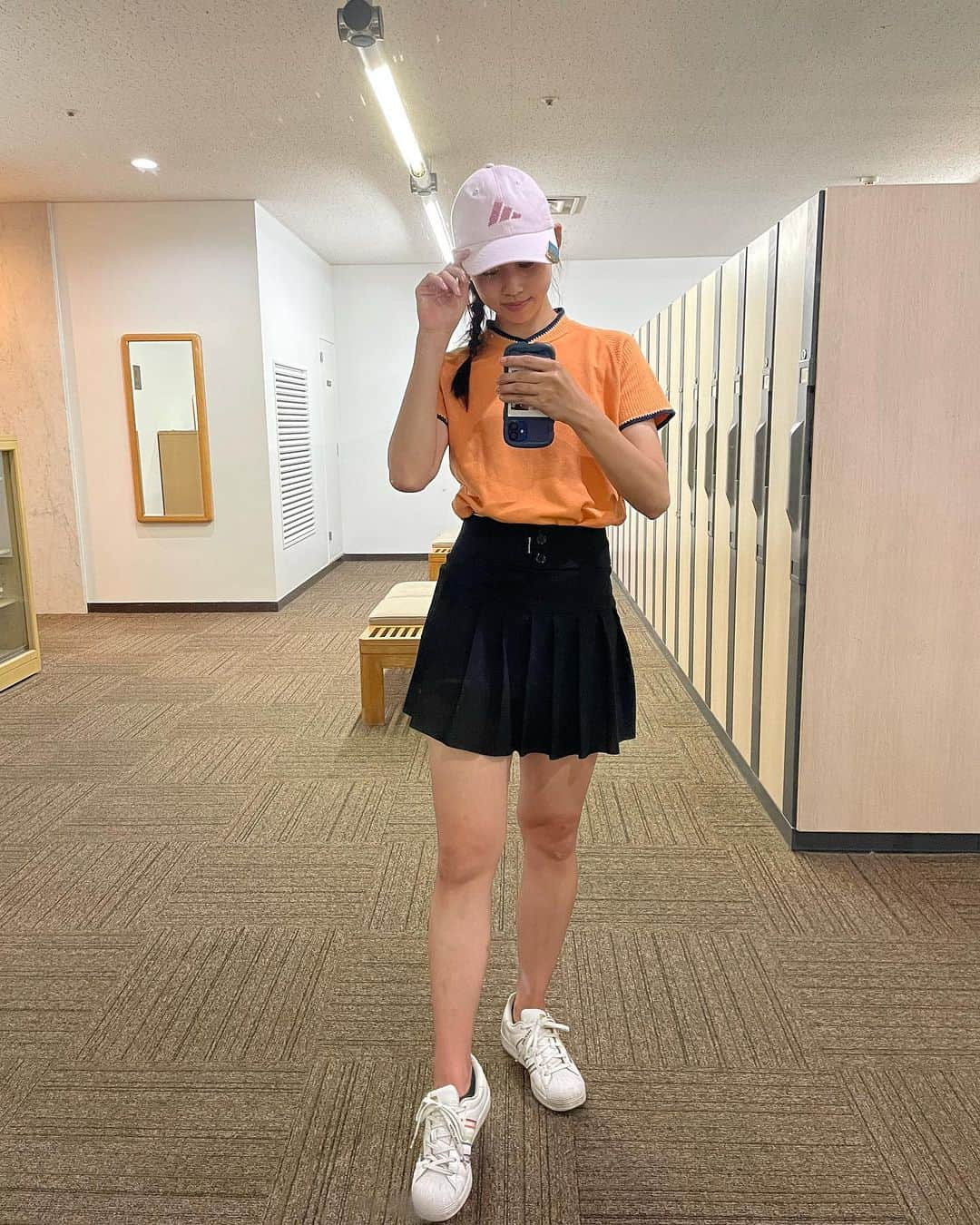 佐藤逸香のインスタグラム：「6月のゴルフ⛳️  6・7月は月2でゴルフ🏌️‍♀️  2枚目のラーメンはパパと2人で行った時の帰りに食べたのめちゃくちゃ美味しかった🍜 この日はスコアなんてどうでも良くなるくらいの土砂降りでしたー＾＾  最近仕事に行くと「焼けたねー笑」「なんか黒いね笑」と言われるのですが きっとゴルフのせいです(⌒-⌒; )   #ゴルフ #ゴルフ女子  #adidasgolf #mizuno #PING #asics #SRIXON #taylormadegolf #Paradiso #TaylorMade #munsingwear #descent #スポーツ大好き #スポーツ女子」