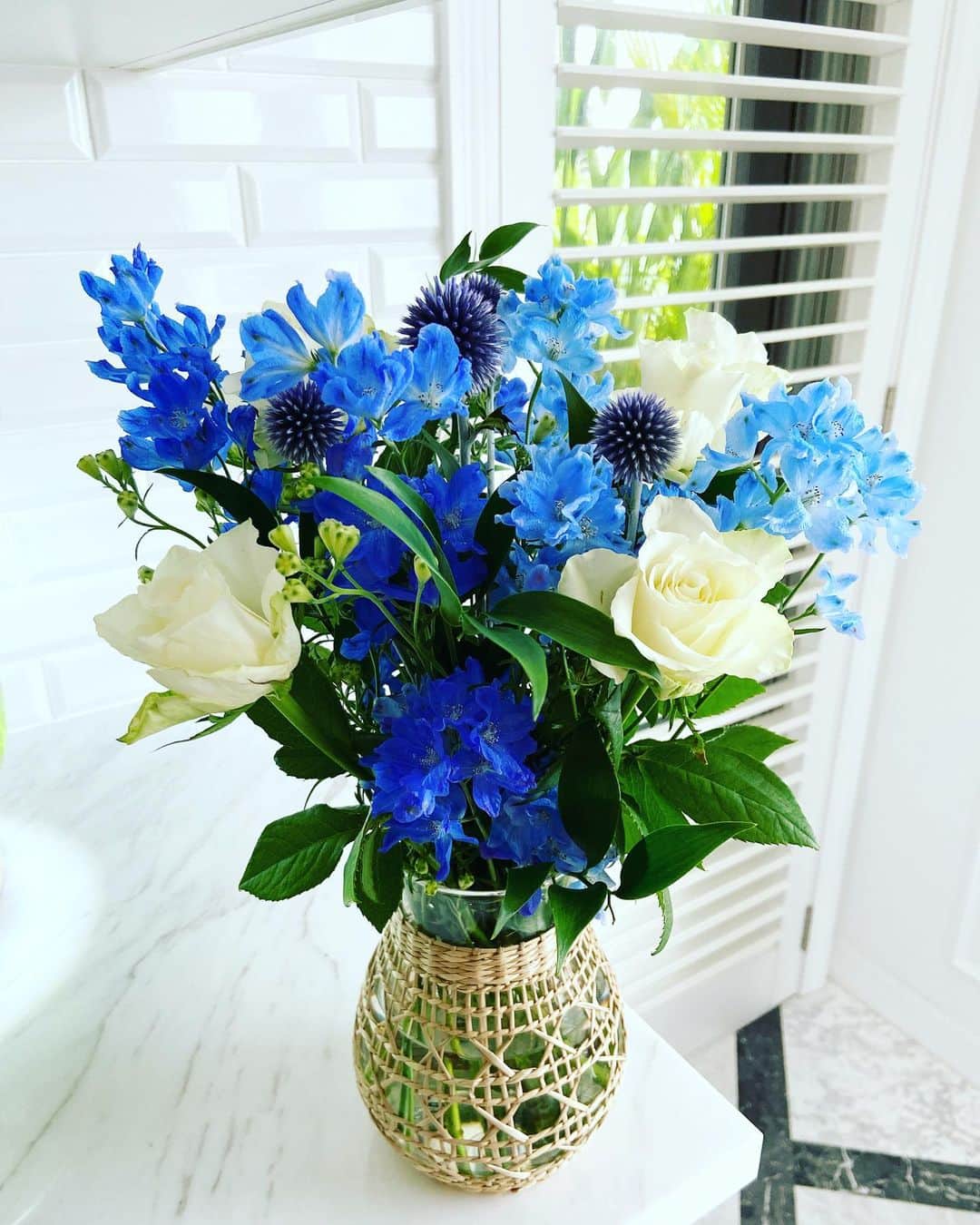 平子理沙のインスタグラム：「涼しげなブルーのお花を飾って、 さあ！これからのお掃除タイムを盛り上げますぞ💙🩵💙🩵💙🩵💙🩵💙 #お花を飾ると盛り上がるお掃除タイム#lifestyle #beauty#fashion#risahirako#平子理沙」