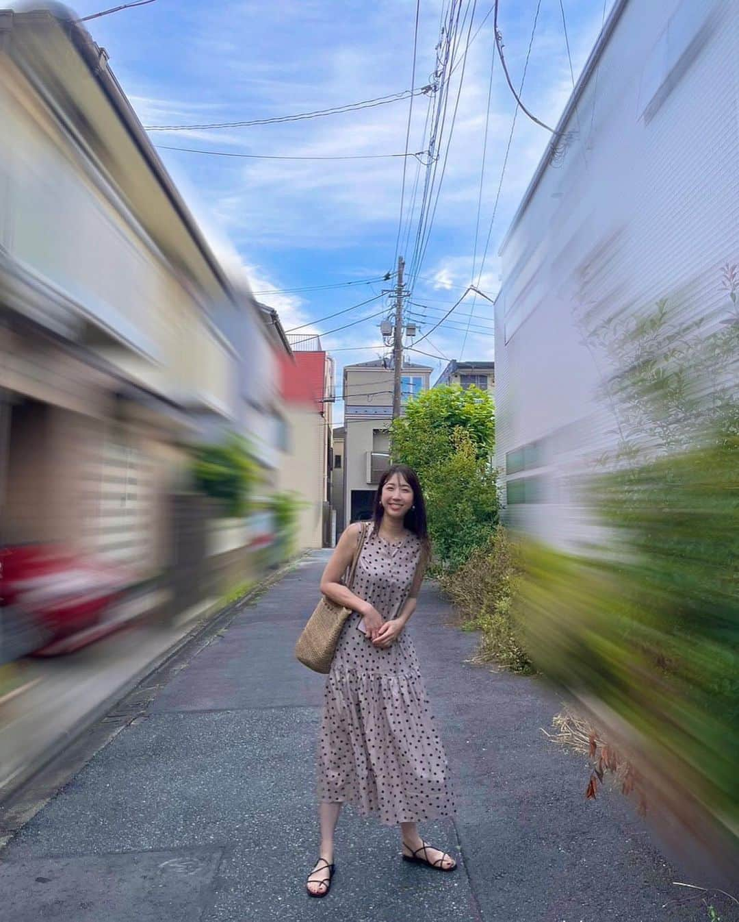 崎本ゆかりさんのインスタグラム写真 - (崎本ゆかりInstagram)「. 空が綺麗だから🩵と撮ってくれた写真  #ここはどこ 笑  毎日毎日暑すぎて 夏越せるか心配…🥵  #冬が好き  …🍺。」7月4日 13時44分 - yukariiiin5