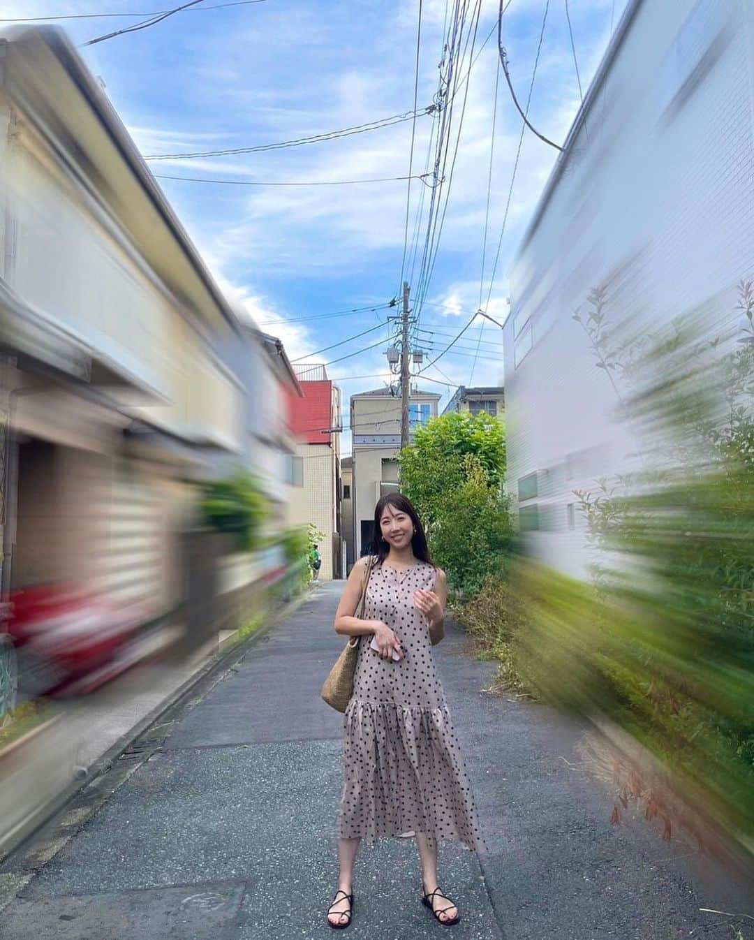 崎本ゆかりさんのインスタグラム写真 - (崎本ゆかりInstagram)「. 空が綺麗だから🩵と撮ってくれた写真  #ここはどこ 笑  毎日毎日暑すぎて 夏越せるか心配…🥵  #冬が好き  …🍺。」7月4日 13時44分 - yukariiiin5