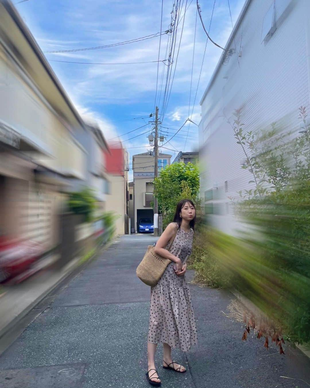 崎本ゆかりさんのインスタグラム写真 - (崎本ゆかりInstagram)「. 空が綺麗だから🩵と撮ってくれた写真  #ここはどこ 笑  毎日毎日暑すぎて 夏越せるか心配…🥵  #冬が好き  …🍺。」7月4日 13時44分 - yukariiiin5