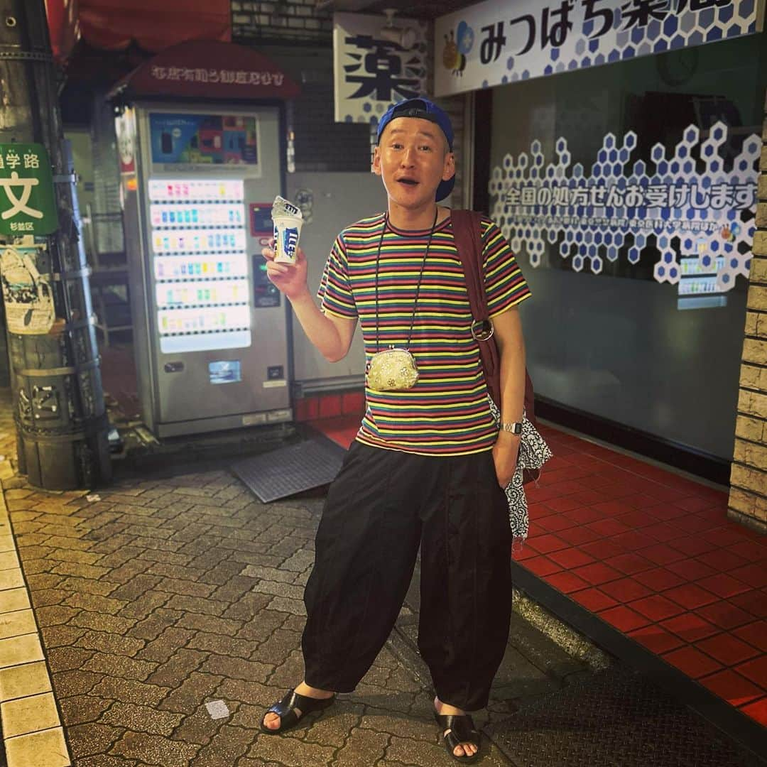 市川刺身さんのインスタグラム写真 - (市川刺身Instagram)「今日の服装。 ネタ合わせから同期の漫才ライブ。  久しぶりに着た昔UNIQLOで購入したカラフルボーダーのTシャツ。 ウスノロで購入した形が良い黒のバルーンパンツ。 光沢ある青の帽子に黒の便所サンダル金のがま口yorozuのバッグに手ぬぐい巻きつけて手にはもぐらさんに買ってもらったアイスボックス。  同期の漫才ライブがありまして普段同期でライブやるのなんて無いから漫才は普段やってないけど楽しくてまたライブが楽しみになりました。 空気階段のもぐらさんと久々に一緒に高円寺に帰って福凰のラーメンをご馳走になってコンビニでアイスボックスを一緒に食べながらもぐらさんに撮ってもらいました。 もぐらさんいつもありがとうございます。  #今日着た服 #ファッション #古着 #UNIQLO #アイスボックス #空気階段 #もぐらさん #僕は家族だと思ってる」7月5日 0時43分 - soitsudoitsu