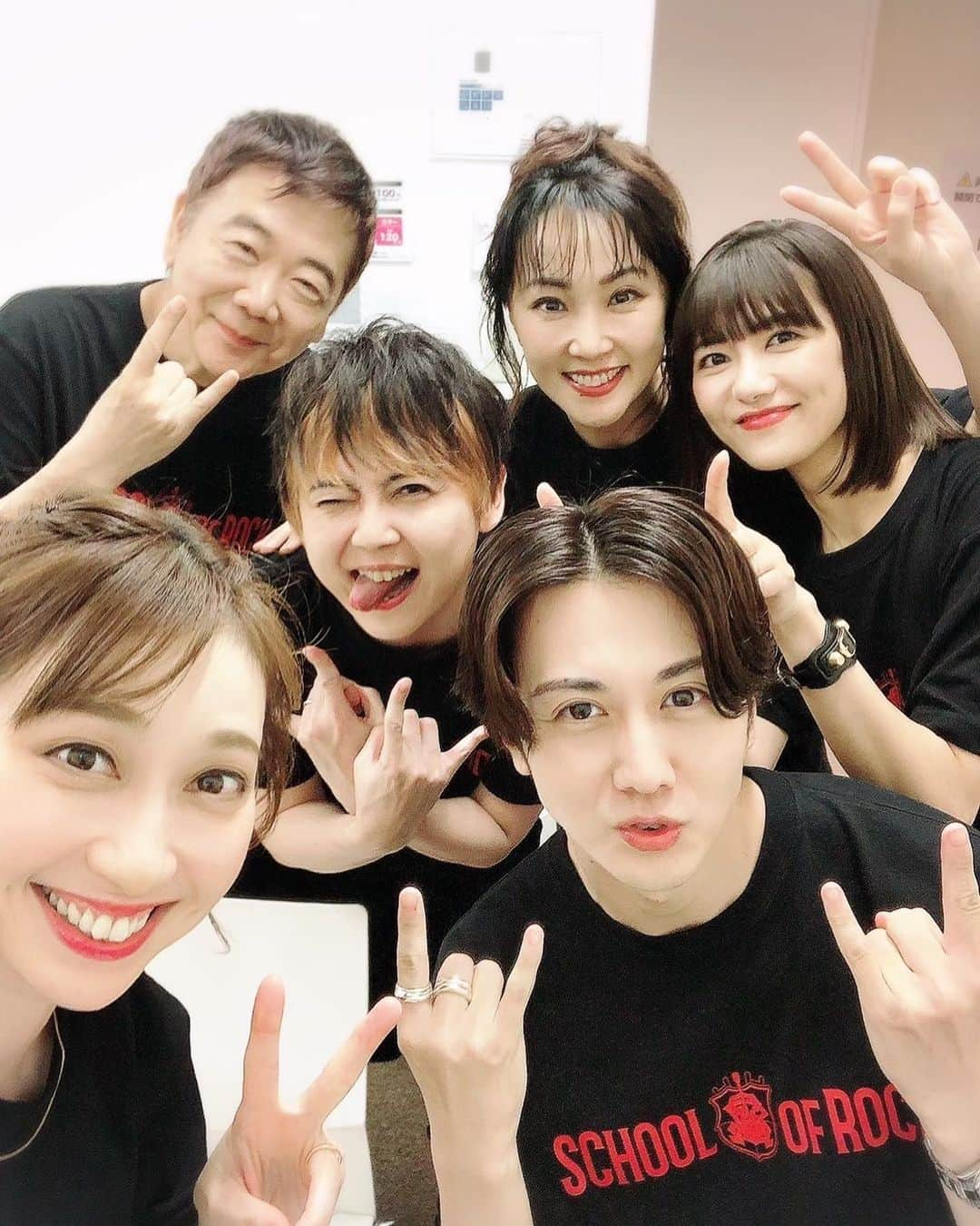 濱田めぐみのインスタグラム：「. ミュージカル『スクールオブロック』  いよいよ始動しました😆 今日はプレライブイベントで みんな大集合✨  子供たちのパワーに負けないように 大人チームも頑張ります🤘  この夏！熱いステージで一緒に盛り上がりましょう〜✨  生配信アーカイブも公開中‼ 🎬youtu.be/gOC8TPEtYsg  #スクールオブロック #鴻上尚史 さん #梶裕貴 さん #太田基裕 さん #はいだしょうこ さん #宮澤佐江 さん #濱田めぐみ」