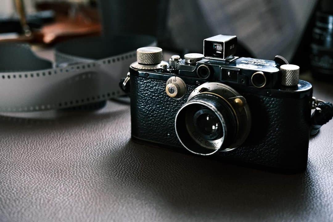 角田美喜のインスタグラム：「バルナックライカ女子が増えているそうです📷お目が高い👀 #leica  #フィルムカメラ」