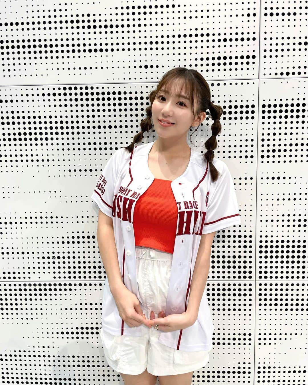 日野麻衣のインスタグラム：「ボートレーススペシャルライブ ボートレース甲子園🚤⚾️  配信ありがとうございました✨ 野球の始球式のアイドル風で行かせてもらいました〜🧡  オレンジ🍊  #ボートレース甲子園 #ボートレーススペシャルライブ」