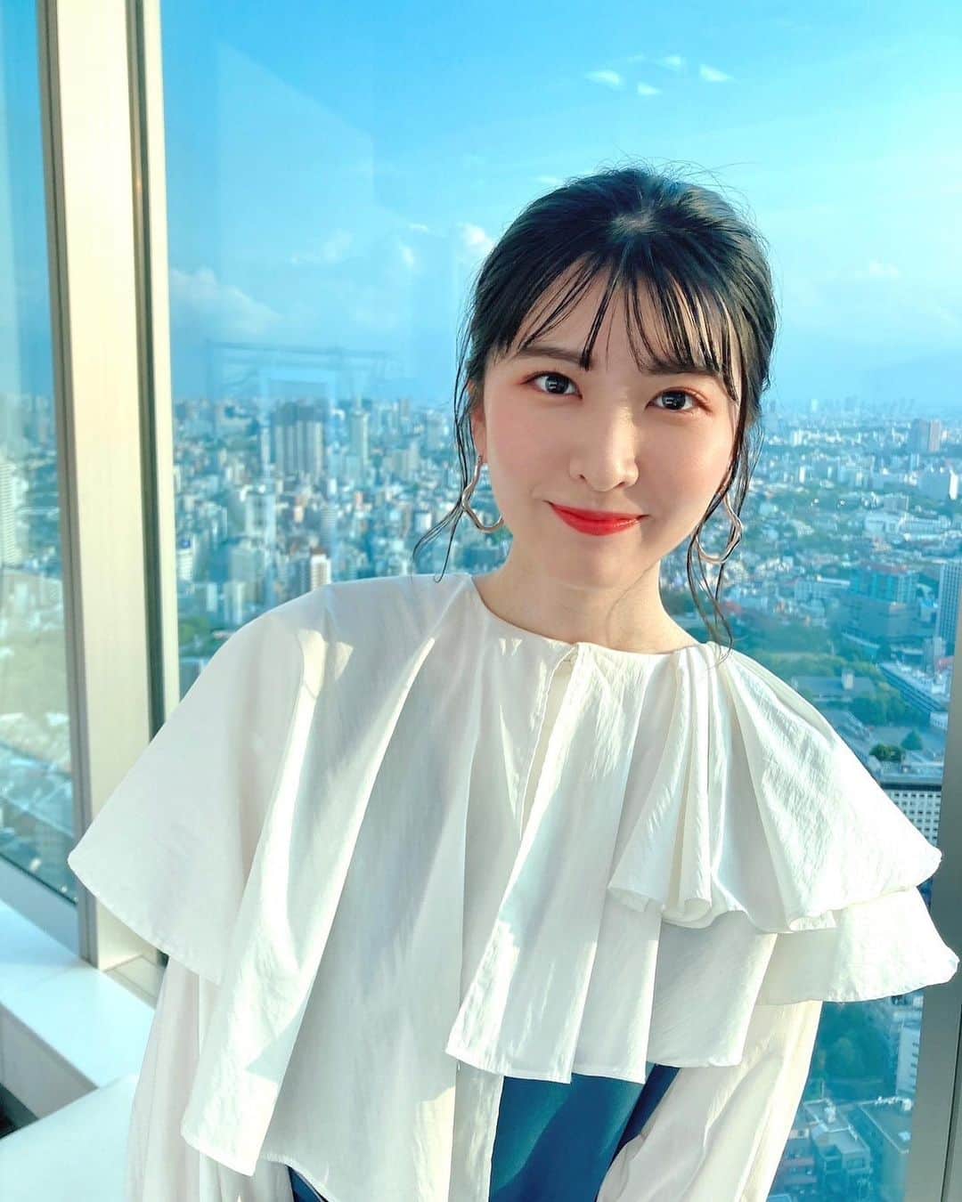 のインスタグラム：「日中は暑かったですね、 夜間も熱中症対策をしっかりと。 睡眠や栄養もとってくださいね☺️  今夜も晴れのちショッピング  @live_tv_aupaymarket  ご覧いただきありがとうございました。 ただひたすら美味しかった〜🥟🍚  tops,pants : @limue_official  stylist : @stylist_kaori_fukuzaki さん hair&make : @yukiko_hongo さん  おとなかわいいパンツスタイル🐋 素敵なお衣装とヘアメイクを ありがとうございました✴︎  #ウェザーニュース #お天気キャスター #ヘアメイク #アナウンサー #キャスター」