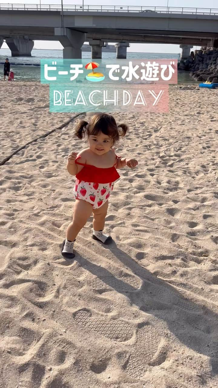 ノウィキ茉莉のインスタグラム：「Beach Day with the Family🧡💙 水遊び大好きな娘には最高な遊び場です🏖️  楽しんでくれて良かった〜☺️  #海遊び #家族day #beachday #1歳 #よちよち歩き  #familyday #1yearold #momlife #igbaby #子連れお出かけ #okinawa #沖縄」