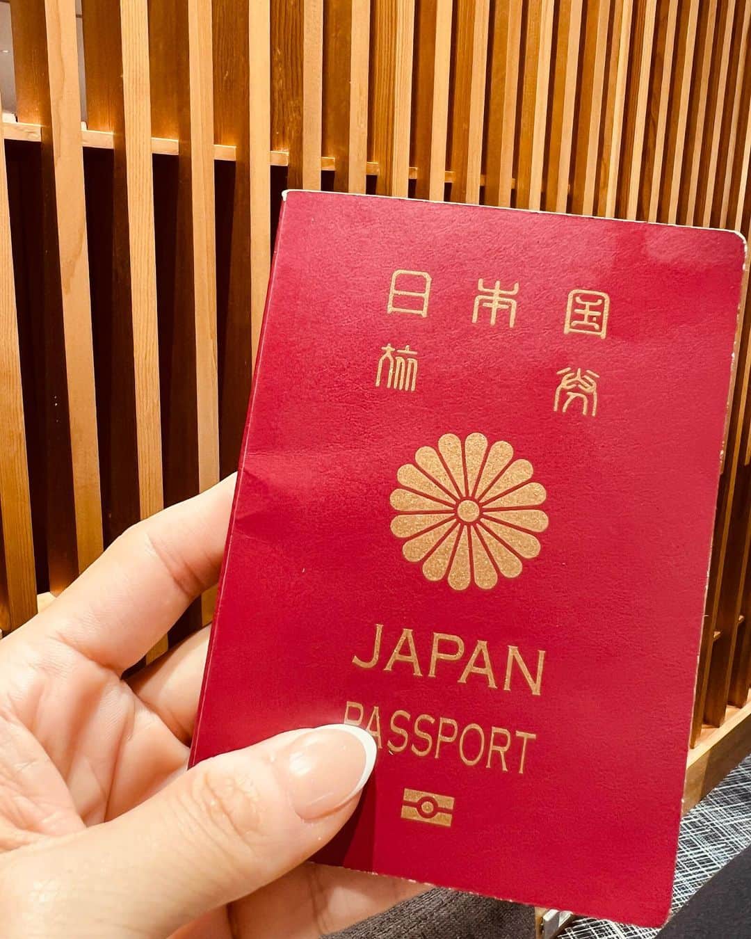 鈴木紗理奈のインスタグラム：「リオトの卒業式と 所属する合唱団のコンサートツアーを観に行くため渡英します🇬🇧  この日を楽しみに頑張ってきた‼︎‼︎‼︎ 何と表現していいのかわからないけど、空港にいるだけで心が本当に軽くなってる。 嬉しすぎて空港でカレーライスとナポリタンを 食べ過ぎて気持ち悪い😆笑  今回はリオトのコンサートを観に 色んな国に行くからいっぱい報告するね  わたしの勝手な働き方改革を 理解してくれるスタッフの皆様 本当にありがとうございます。  行ってきます✈️  #riototomama」