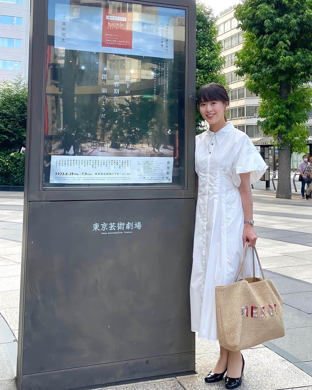 藤本真未さんのインスタグラム写真 - (藤本真未Instagram)「* @amase_hatsuhi  はっちゃんこと天瀬はつひさんの出演舞台を観劇✨ アンカル「昼下がりの思春期たちは漂う狼のようだ」 📍東京芸術劇場 * ものすごく良かった🥹終演後、良い意味での疲労感というか…ぐったりしていて。笑 とっても感情が忙しい、受け取る感情の多い、とても濃い舞台でした🥹気づいたら泣きまくっていました。 何気ないシーンも。感情が揺さぶられるシーンも。本当に気づいたら涙がポロポロ落ちていました。 * 俳優さんたちが素晴らしかったです👏 中学3年生の話なんだけれど、おそらく皆さん20代30代。え…中学生にしか見えない。 表情も仕草もリアリティがあって、 誰しもが通った＂あの頃＂をふと思い出すような。 そんな瞬間もたくさんありました。 ※あと、用務員のクミコさんすごい👏 * 今思えばだけれど、中学生って1番生きづらかった時代なのかもしれないな。 色んな感情が渦巻いている＂青春＂がとてもリアルに、尊く、切なく、儚く描かれていたと思います。 * 自分では、この舞台に出会えていなかったと思うから、 はっちゃんがこの素晴らしい舞台に導いてくれたなあと。感謝！本当にありがとう！！ * #アンカル #昼下がりの思春期たちは漂う狼のようだ #東京芸術劇場 #舞台 #舞台鑑賞 * あの頃みんなは何をしていたのだろう。 何を考えていたのだろう。 アナタは今、どこにいますか。 みんなは今、何をしてますか。」7月4日 23時17分 - manamifujimoto108