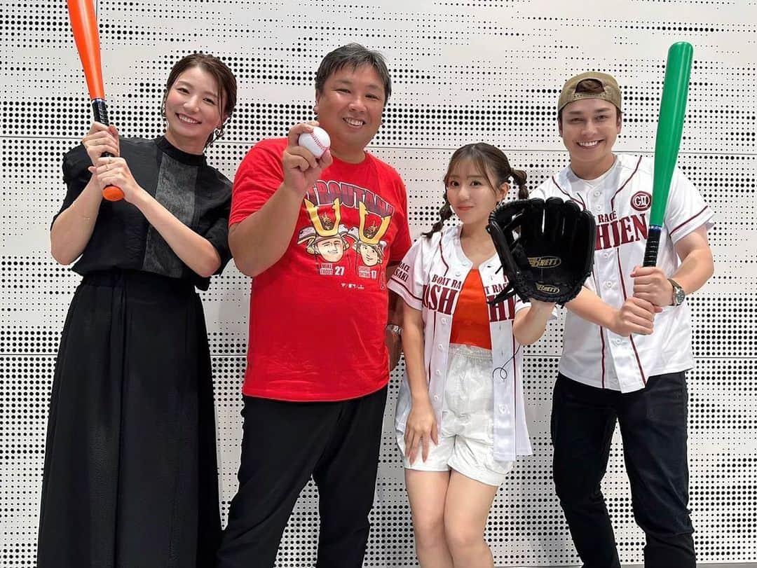 日野麻衣のインスタグラム：「ボートレーススペシャルライブ✨  的中は明日に持ち越しということで... とはいえ、ヒノートが少しでも役に立ち嬉しいです📔  里崎さんに始球式の練習をして頂きました！里崎さんとキャッチボールしたんだよ！ボール受けて頂きました🧡 すごいよ！嬉しいです😊あとは始球式のオファーを待つだけです🫶🏻⚾️  明日も14時から配信みてください🥺  #ボートレーススペシャルライブ #里崎智也 さん #青木愛 さん #マーティン さん」