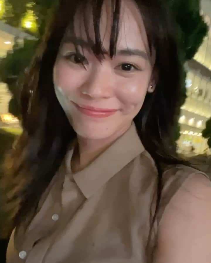 池田莉子のインスタグラム：「10年ぶりの前髪 前髪もファッションとして楽しんでみたい、そんな下半期 ♐️  #hairstyle #bangs #前髪 #キッチンバサミで切ってみた😂🫶」