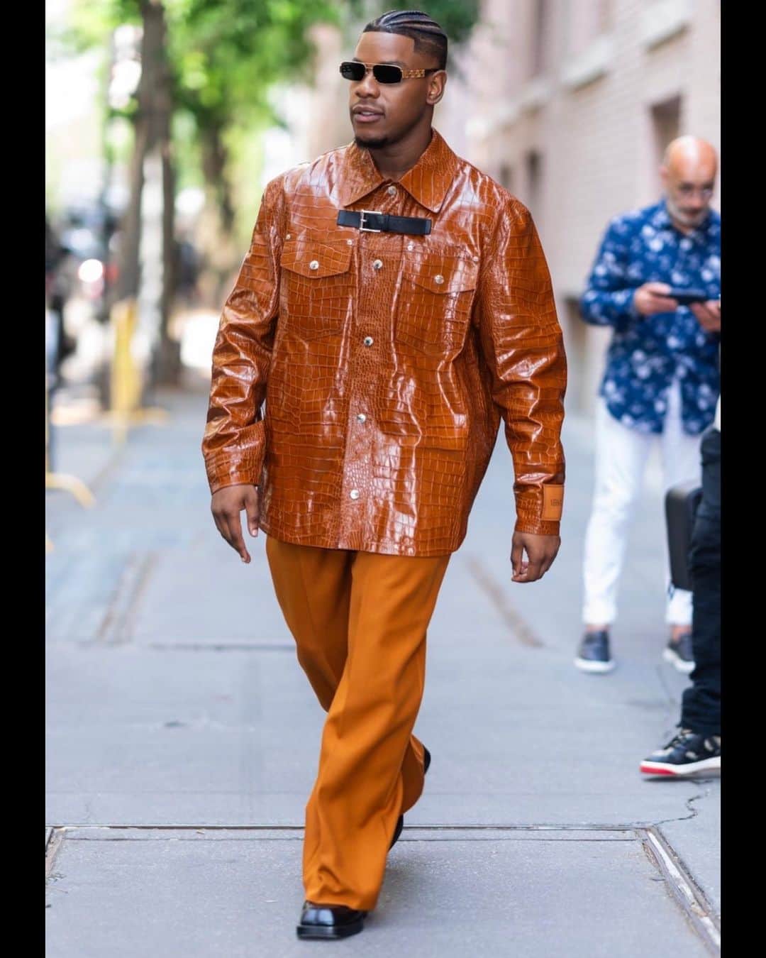 ジョン・ボイエガのインスタグラム：「Lookin good while doing what I love 🙏🏾 #Theyclonedtyrone out on @netflix July 21st !」