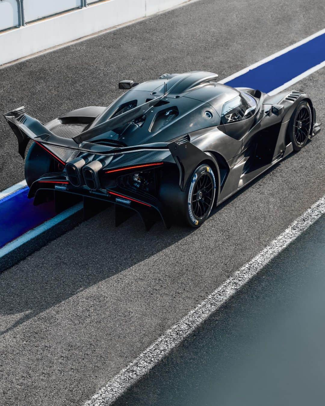 ブガッティのインスタグラム：「Adhering to BUGATTI’s ‘form follows performance’ philosophy takes dedication and focus. The BUGATTI team continues to relentlessly test, assess and hone the BOLIDE on track, ensuring the most uncompromising hyper sports car delivers exceptional performance.  #BUGATTI  #BOLIDE – WLTP: http://bugatti.link/consumption」