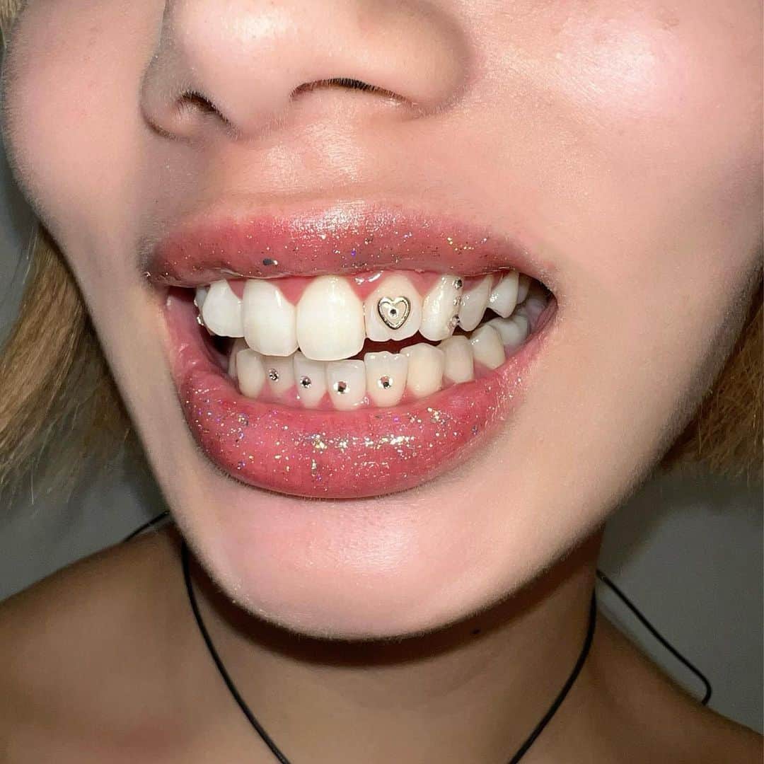 矢部ユウナのインスタグラム：「念願の @toothfairy.seoul ✨ 🛁🫧♡  可愛くてずっとチェックしてた #toothgems  のお店🐇 たまたまライオンで知り合った 韓国人の女の子にここのお店誰でも予約できますよ！ って教えてもらって、 韓国のお仕事が決まった瞬間に予約💉🦷  ホンデの真ん中にあって お店の方も可愛くてどきどきした😂  可愛くしてもらって嬉しい〜vlogにも載せるから 気になってる人お楽しみに、！」