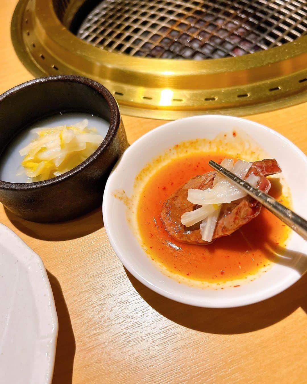 雪音まりな（まーりん）さんのインスタグラム写真 - (雪音まりな（まーりん）Instagram)「. 麻布で高級焼肉、韓国料理を食べるなら絶対にここ！ @ajisen_tokyo さん。こちらでは四季折々の様々な食材を使用した贅沢コースが頂けます🤤 まず内装がめちゃくちゃ綺麗です。カウンター席と個室とあるのですが、知る人ぞ知る隠れ家的なお店です。デートや会食にピッタリ💯 そしてご飯がどれもめちゃくちゃ美味しいです。辛く無い白キムチや全く臭みのないカンジャンケジャン、牛テールの塩焼きなど、他では食べられない逸品も多いです🥰 なんと、ふわっふわの鰻まで食べられました😭✨また、焼いたお肉をつけるタレやソースも細部まで工夫されていて、本当に美味しく頂けます💮韓国料理の概念が変わります。 季節ごとに旬の食材を味わいにいってみてはいかがでしょうか？☺️  . . .  PR @ajisen_tokyo #麻布十番 #焼肉 #肉割烹 #韓国料理 #完全個室 #ワイン #味涎 #麻布十番焼肉」7月4日 23時36分 - yukine_dayo