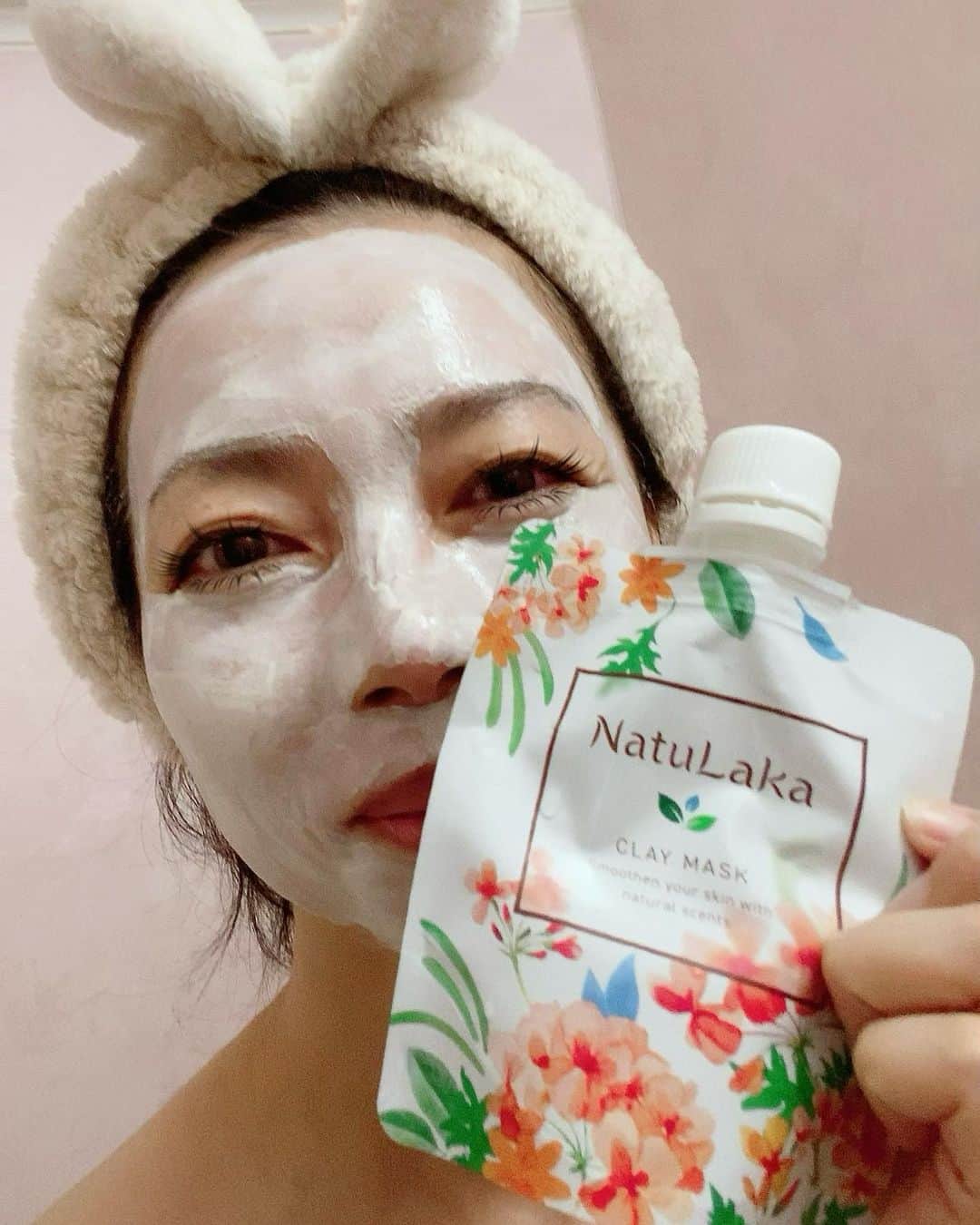 小柳津真由美さんのインスタグラム写真 - (小柳津真由美Instagram)「今日も暑かったですね〜💦 汗ばむ季節に気になるお肌  毛穴や肌の荒れ　くすみなどのお肌の悩みにアプローチしてくれる ナチュラカ　スムーススキンクレイマスクを使ってみました @natulaka_official   天然アロマと天然クレイを配合した 新感覚のクレイマスクで クレイの配合量は配合成分の中でNo1 しっとり滑らかな塗り心地です  ゼラニウム　オレンジ果皮油 ベルガモット　マンダリンオレンジ果皮油の4種類の精油をバランス良く配合しているのでとても良い香り❣️ バスルームに広がって癒されました♪  乾いてひび割れの様になる事なく美容成分配合で潤いを与えしっとりした洗い上がり アロマの良い香りが幸せな気分にさせてくれるクレイマスクでした💕  汗をかいた日もさっぱり気分良くお肌ケアできそうです  #natulaka #クレイマスク #泥パック  #毛穴ケア #プチプチコスメ #アロマスキンケア #香りの癒し #ナチュラカ #暑い日のホームケア #小柳津真由美 #美容好きな人と繋がりたい  PR」7月4日 23時31分 - mayumioyaizu