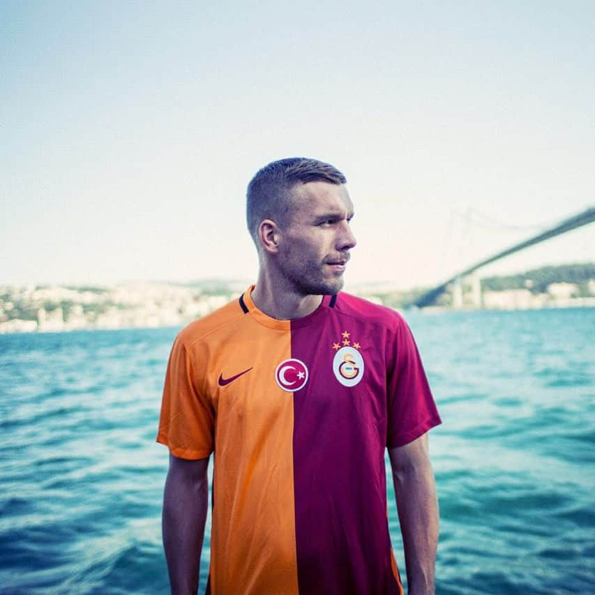 ルーカス・ポドルスキさんのインスタグラム写真 - (ルーカス・ポドルスキInstagram)「2️⃣0️⃣1️⃣5️⃣🦁🤝💛❤️ @galatasaray #cimbom #aslan #podolski #galatasaray」7月4日 23時32分 - lukaspodolski