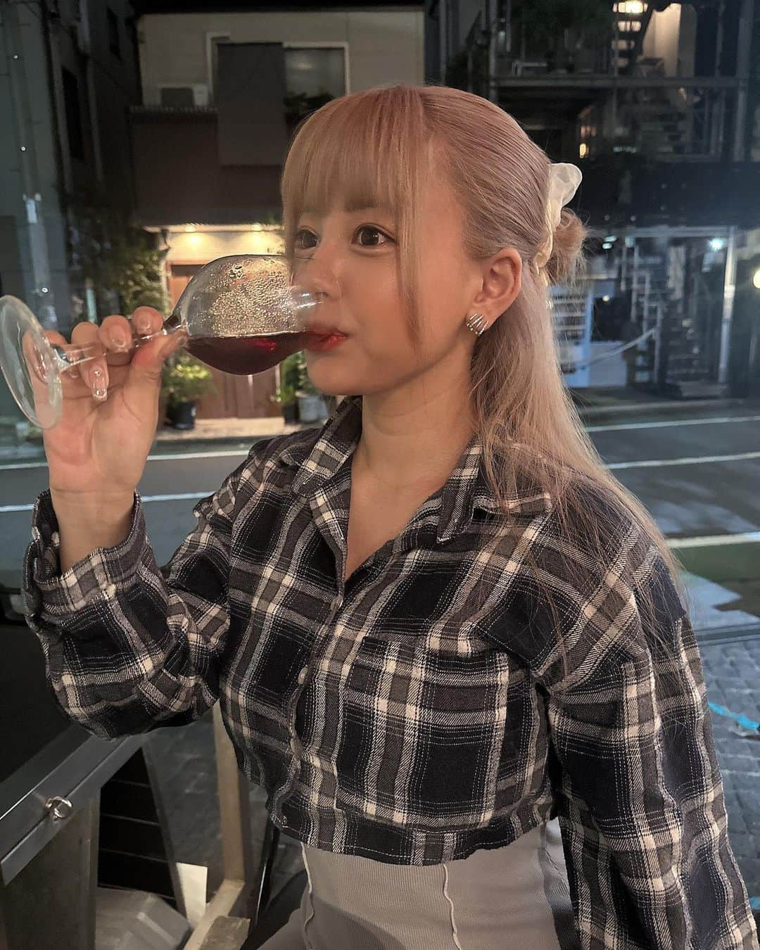 夕美しおんのインスタグラム：「本日お邪魔させていただいたのは…渋谷にあるズッカ(@zucca_italian )さん！  2枚目の看板にある通り、野菜がとっても美味しかったー！  素材もそうなんだろうけど、お野菜の水分とか甘みがぎゅーって凝縮されてて、技術も凄いな！ってもぐもぐしながら思いました> ·̫ <  色々な調理法で出てくるお野菜たち…！どんな味なんだろうって食べるのもわくわくして、食べてもやっぱり美味しくて二度楽しめちゃった☺️  しおんのイチオシは3枚目にあるピーマン！元々ピーマン大好きっていうのもあるけど、初めて出会うピーマンの味でめちゃくちゃ美味しかったー！  あとは、パスタ！ 友達と言ったんだけど、お腹いっぱいになってきたねー！って話してたのにすぐ無くなった(笑)  スープまで2人とも美味しくてスプーンで掬って飲んじゃうレベル！  そして、こんなにボリューミーかつ、オシャレなのにお値段もリーズナブルだし、駅近だし、最高すぎた😳😳  デートにぜひ🤍  PR @zucca_italian  #渋谷ズッカ #渋谷イタリアン #渋谷ディナー #渋谷区グルメ #山手線グルメ #zucca_restaurant」