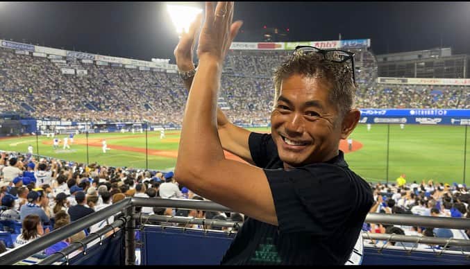 織戸学のインスタグラム：「一年に一度 横浜スタジアム  去年とは熱気が全然違う  3万2000人以上  これがシーズン中 毎日のようにある訳だから、、  我々の業界と 色々と考えてしまった。  が シンプルに 楽しかった。^ ^  やはり 若い女の子の 根性の入ったビール売りが凄い。  @lc500.9999」
