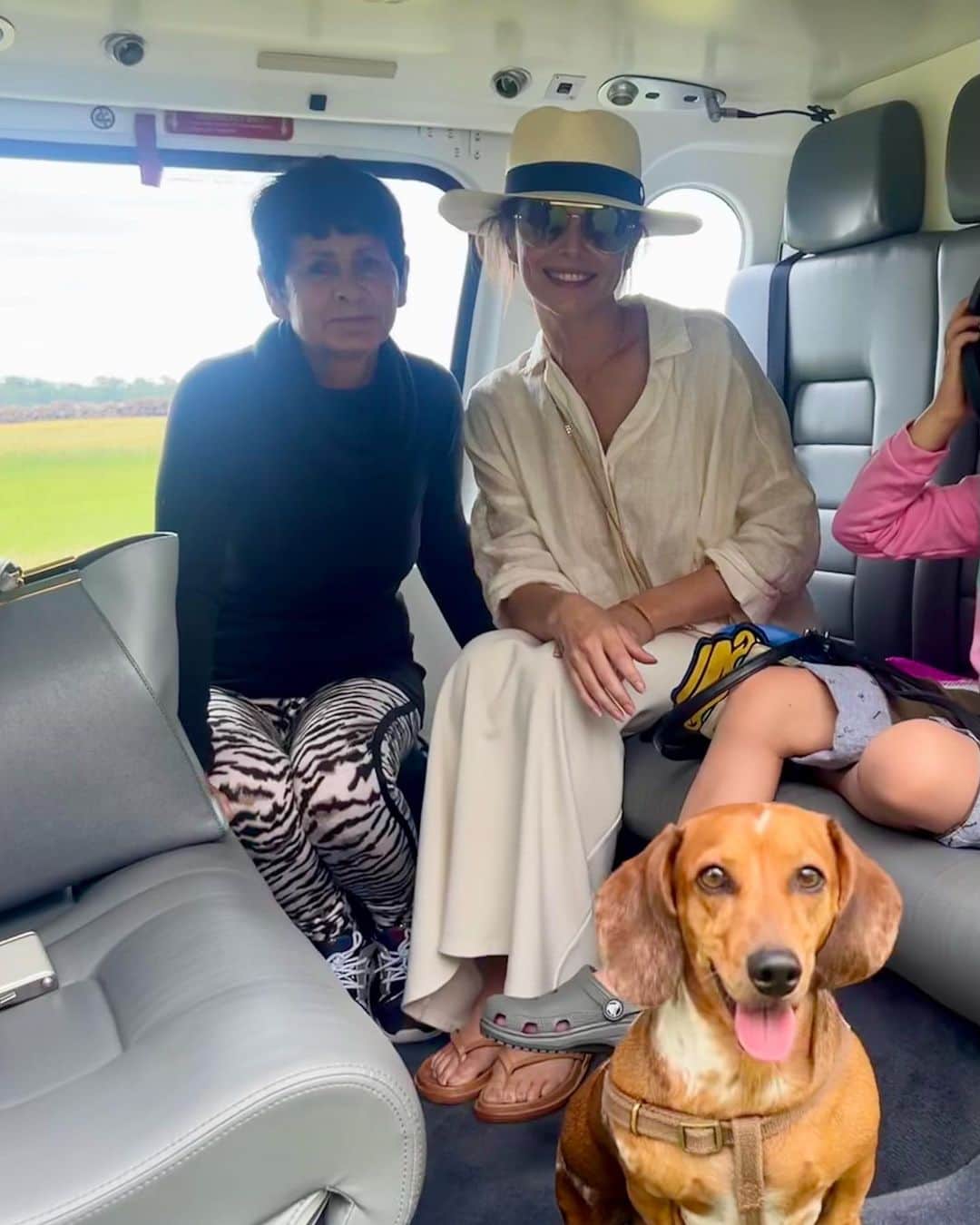 シェリル・コールのインスタグラム：「Flying into my 4th decade ..✌️ 🚁 that’s a wrap. Thank you for all the lovely bday messages 💕 & thank you captain Tom @thunderaviation for getting me and my bougie dog home smoothly and safely.  The cherry on a lot of cake 😂 🍒 🎂 🥰」