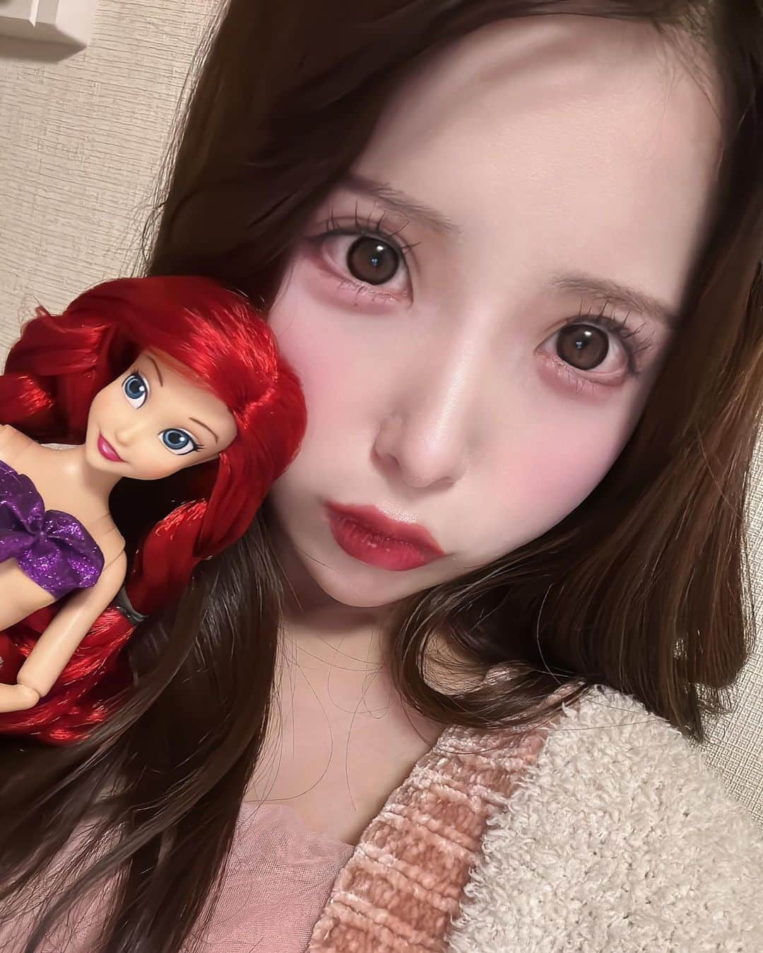 妃美穂のインスタグラム：「🧜‍♀️🪸❤️  前髪重めぱっちゅんだけど流してみたよ アリエルみたいー？◯｡°○ﾟ｡‬🫧ᥫᩣℓᥫᩣσᥫᩣνᥫᩣєᥫᩣ🫧｡ﾟ○°｡○ , , ちょうど隠れてるけど前髪とめるピンの金属部分がおでこに接触してそこの所だけ肌荒れしちゃって 肌敏感すぎー🥲🥲🥲💢 , , アリエルの下乳がー💗 , , #パジャマ女子 #下乳 #可愛い #かわいくなりたい #可愛い子と繋がりたい #セルカ #自撮り #오운완 #自撮り女子 #量産型ヲタク #量産型 #地雷 #地雷メイク #地雷系女子 #アイドル #地下アイドル #隠しきれないヲタク #ゲーム女子 #引きこもり  #ヘアメ  #巻き髪 #instagood #likesforlike #ふぉろーみー #followme #フォロー大歓迎 #idol #cosplay #韓国好きな人と繋がりたい」