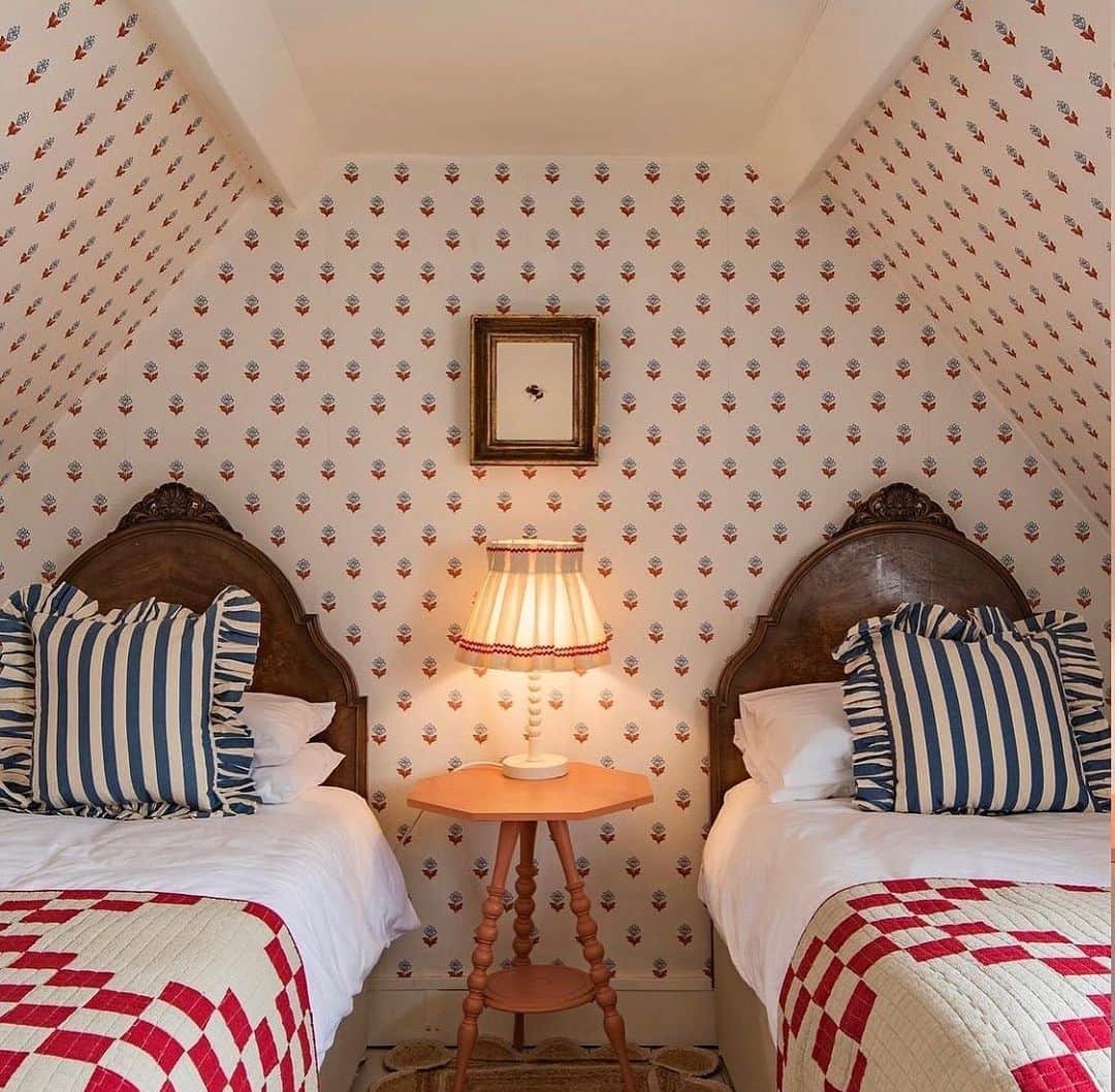 Homepolishのインスタグラム：「We could not be more charmed by this sweet room; #regram from Ottoline design house  ❤️🤍💙 @ottolinedevries @roguescottagedeal @keeperscottages   #happy4th #wallpaper #interiordesign #twinbedsummerseries #charmschool #joinfreddie」