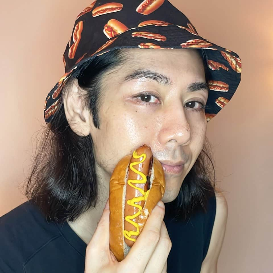 小林尊のインスタグラム：「July 4th🌭🗽🎆 hot dog day🙌  Did you know I could eat lots of hot dogs? As you know this day is still in my ♥️ & I’m eating some hot dogs here for you.   7月4日っ！ ホットドッグ食べる人でーす👋」