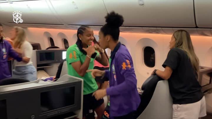 のインスタグラム：「Bora pra mais um conteúdo de bastidores do nosso voo até a Austrália? Vem comigo!   Spoiler: o que não faltou foi música! É o karaokê da #SeleçãoFeminina! 🎶🇧🇷  📹 CBF TV」
