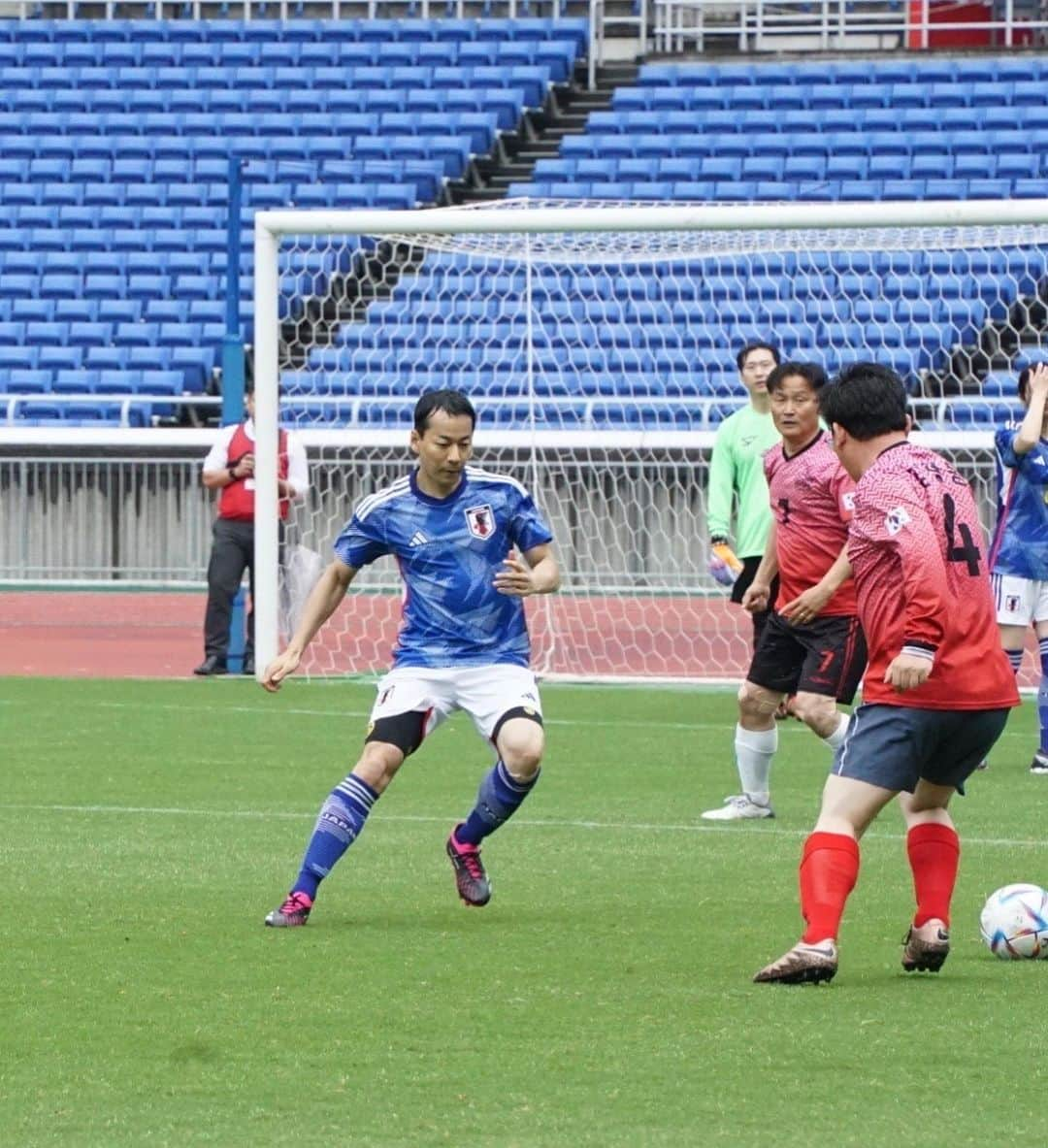 山本左近のインスタグラム：「5月8日に行われた第13回日韓国会議員親善サッカー大会に参加しました。  特にサッカー経験者というわけではないのですが、元F1レーサーだし、若いから動けるでしょ？ という先輩からお声かけ頂き、「はいかYesか」の選択肢のもと参加しました。  参加した際に皆さんには言ってなかったんですが、一応、中学校の時はサッカー部でした。 ただ当時はカートレースをメインで取り組んでいたので、部活動は二の次。  他の経験者の皆さんと比べてサッカーの基礎がなってない僕の役割は、30分ハーフの計60分をとにかく走ることと理解していました。  当日はあいにくの雨。滑る芝生という状況の中、  凄く動きが良い韓国選手が数名いたんですが、聞いてみたら元Kリーグの選手だとか。元プロってそりゃ上手だわ。とか言いながらも負けるものかと走り回る。 大人になってからサッカーで走り回るのはけっこう大変！  経験するとプロサッカー選手たちがいかに凄話は逸れますが、だからこそ誰でもレースを体験できる「のんほいサーキット🏎️」を作らせて頂いたのも、モータースポーツを理解するには体験が大事だと知っていたからです。  さて、長々書きましたが、試合結果はさておき、超党派のサッカー外交では試合前に意見交換もしました。  当選回数が若い議員同士ならではの共感することもあれば、お国柄違うこともあります。  直接会って話すことは外交を進める第一歩であると、この当たり前のようなことを改めて実感した機会でもありました。  サッカーを通じて、未来志向で良い関係を築き、少しでも良い未来へ繋げていくために、微力の中の微力ながら、文字通り汗をかいていきます。  #サッカー #外交」