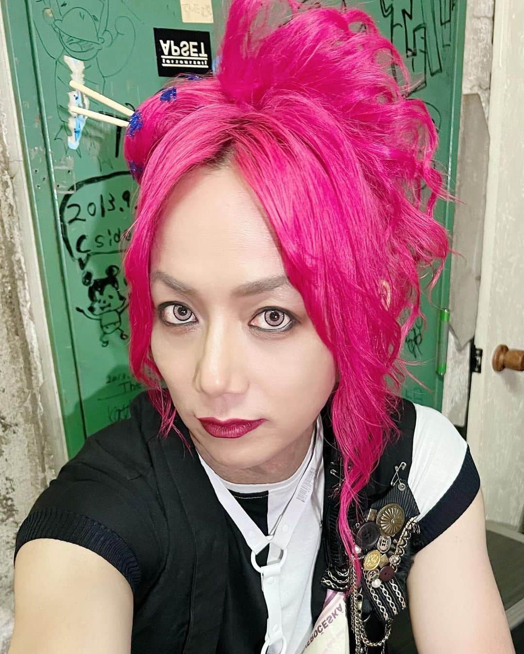 靖乃のインスタグラム：「皆様、2日間『えれくとりっくぱれーど』ありがとうございました🎵 楽しかったなぁ〜🥁 共演者と色々絡ませて頂いたのでこれからも楽しい時を創って行けたら良いなと思っております🌹 本日の髪型はタコ焼き🐙  #靖乃 #ハイダンシークドロシー #淡路島 #ピン毛」